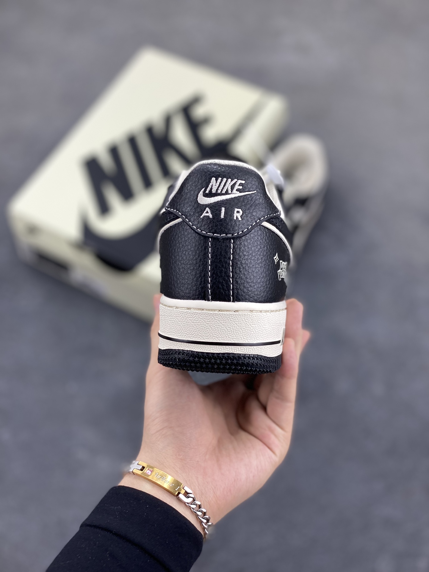 图片[4]-Nike Air Force 1 \’07 Low “LV联名——米黑反光”空军一号 低帮 运动鞋 休闲鞋 折边针车 工艺难度大 原楦头原纸板 原装鞋盒 定制五金配件 内置全掌气垫 原厂鞋底 货号：HJ3188-006 尺码：36 36.5 37.5 38 38.5 39 40 40.5 41 42 42.5 43 44 44.5 45-选品中心