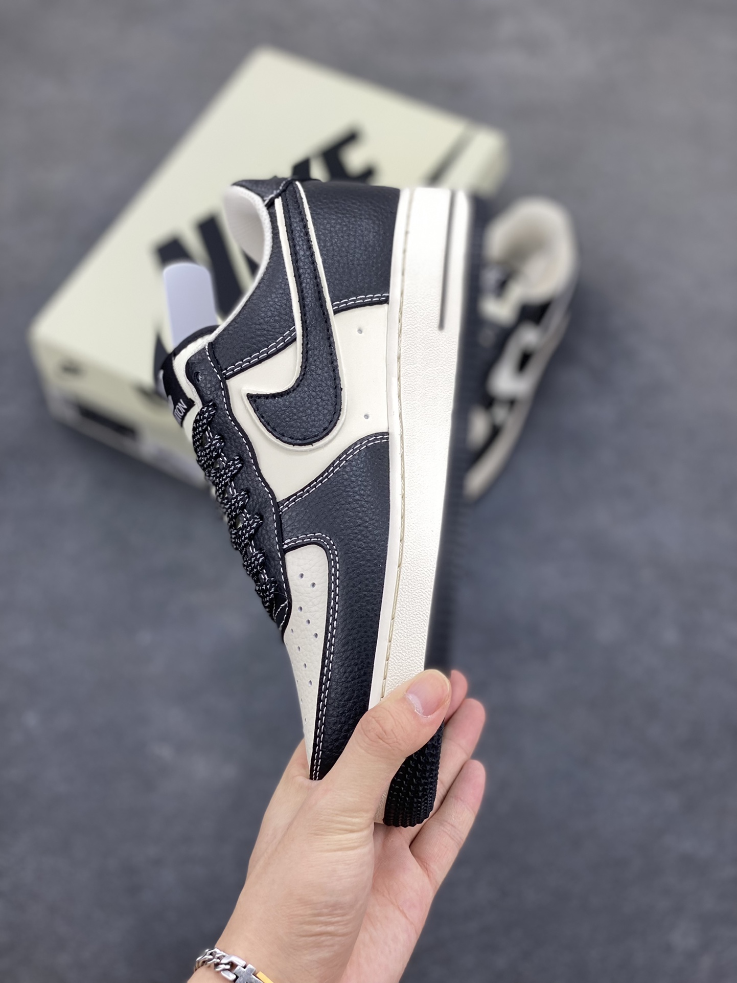 图片[3]-Nike Air Force 1 \’07 Low “LV联名——米黑反光”空军一号 低帮 运动鞋 休闲鞋 折边针车 工艺难度大 原楦头原纸板 原装鞋盒 定制五金配件 内置全掌气垫 原厂鞋底 货号：HJ3188-006 尺码：36 36.5 37.5 38 38.5 39 40 40.5 41 42 42.5 43 44 44.5 45-选品中心