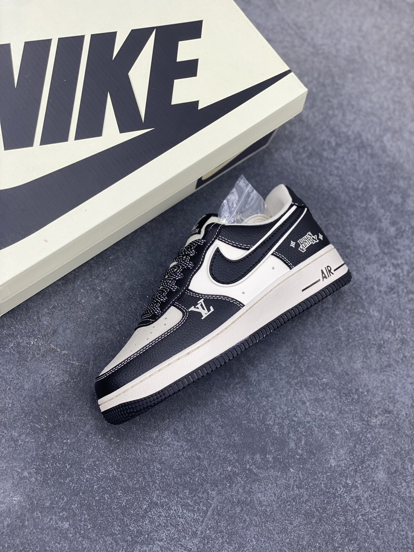 图片[7]-Nike Air Force 1 \’07 Low “LV联名——米黑反光”空军一号 低帮 运动鞋 休闲鞋 折边针车 工艺难度大 原楦头原纸板 原装鞋盒 定制五金配件 内置全掌气垫 原厂鞋底 货号：HJ3188-006 尺码：36 36.5 37.5 38 38.5 39 40 40.5 41 42 42.5 43 44 44.5 45-选品中心