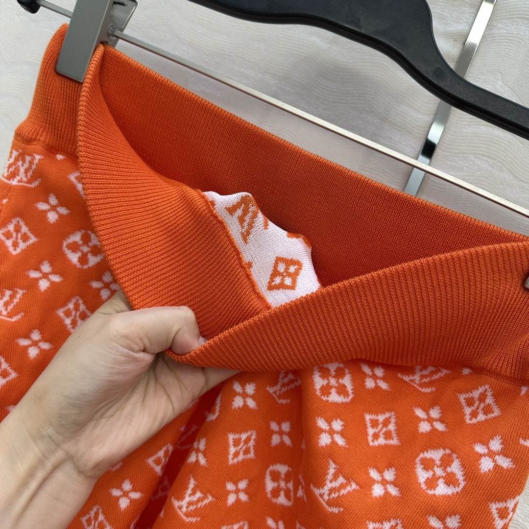 独家首发❤️原单品质！25s春夏 度假新品针织半裙。定制海军蓝MONOGRAM提花撞色。18针徳国机圆桶