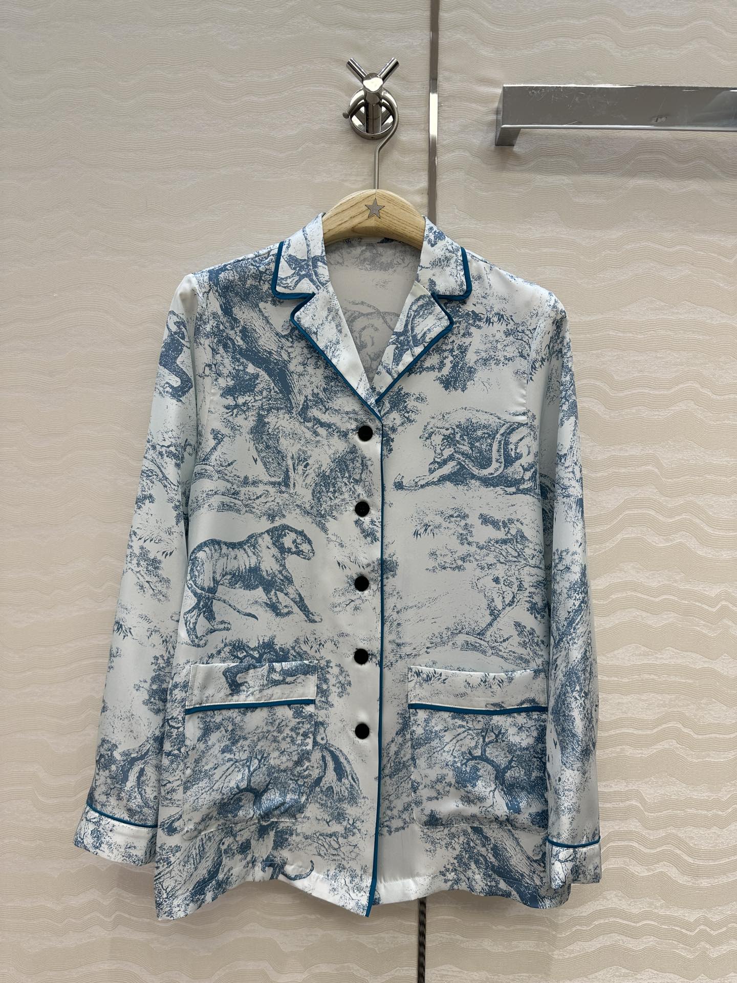 独家首发❤️原单品质，MissD 新品系列 睡衣风真丝衬衫！100%真丝斜纹绸，动物园茹伊印花图案穿上夏