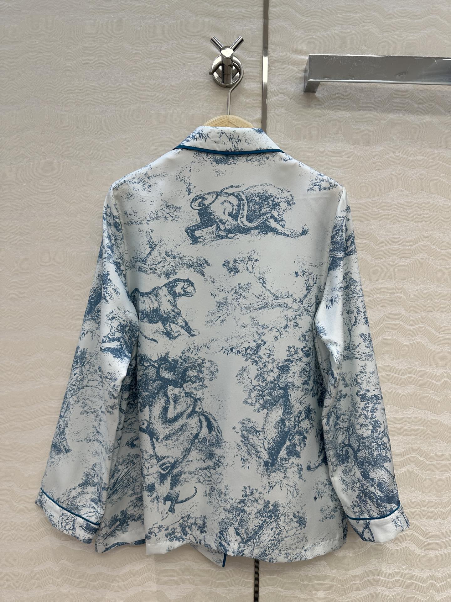 独家首发❤️原单品质，MissD 新品系列 睡衣风真丝衬衫！100%真丝斜纹绸，动物园茹伊印花图案穿上夏