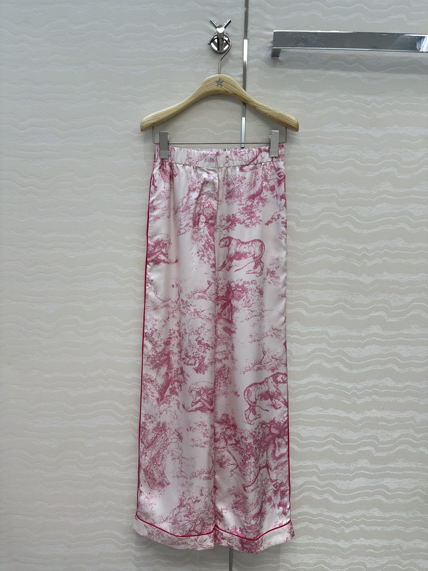 Miss D’s New Silk Pyjamas: Elegant, Exclusive, and Perfect for Summer - 图片 1