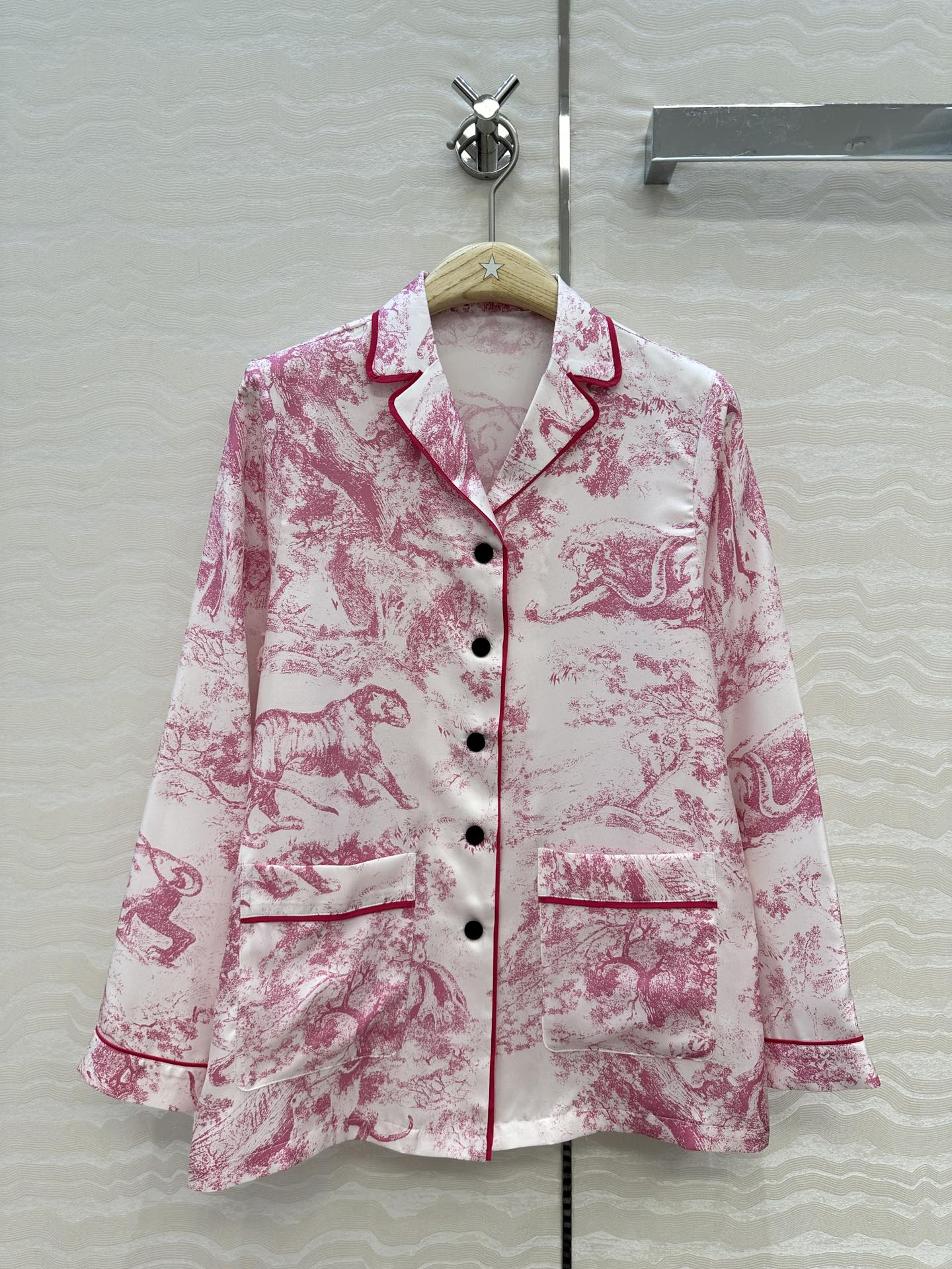 独家首发❤️原单品质，MissD 新品系列 睡衣风真丝衬衫！100%真丝斜纹绸，动物园茹伊印花图案穿上夏