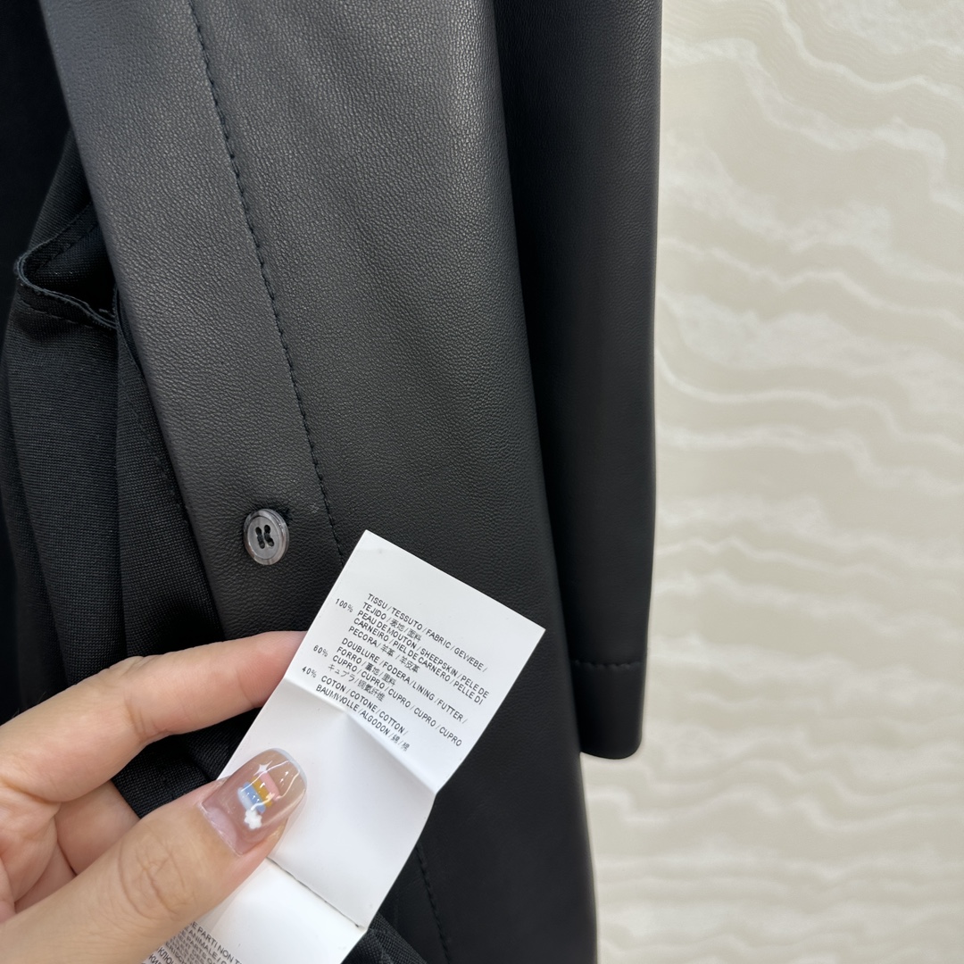 独家首发，原单品质❤️LW限定时髦女孩！超乖的A摆斗蓬式小羊皮衬衫，巨显瘦的调皮女孩纸片人穿搭！❤️白富