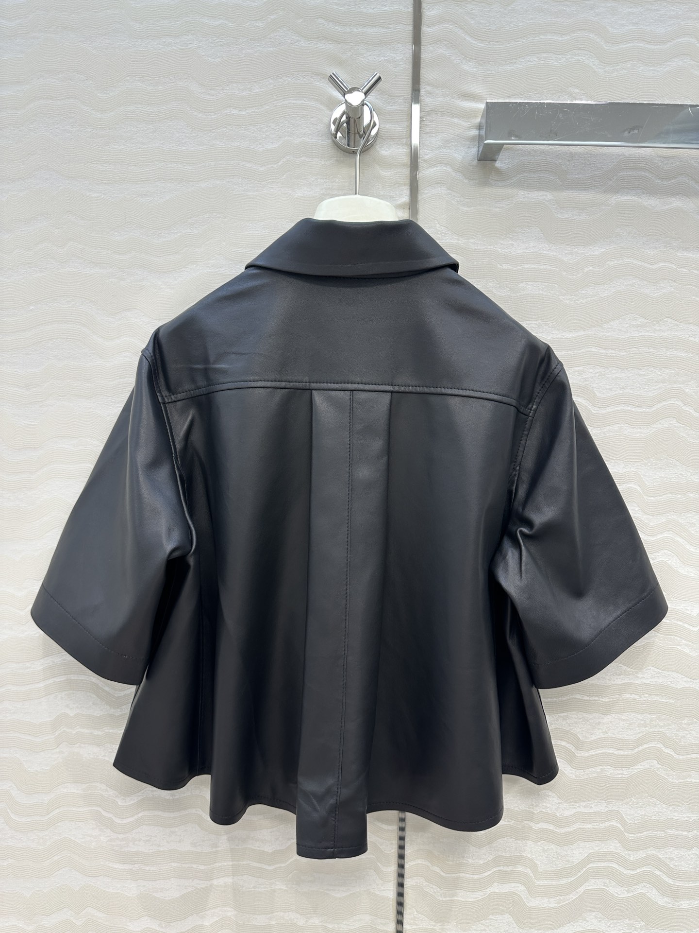 独家首发，原单品质❤️LW限定时髦女孩！超乖的A摆斗蓬式小羊皮衬衫，巨显瘦的调皮女孩纸片人穿搭！❤️白富