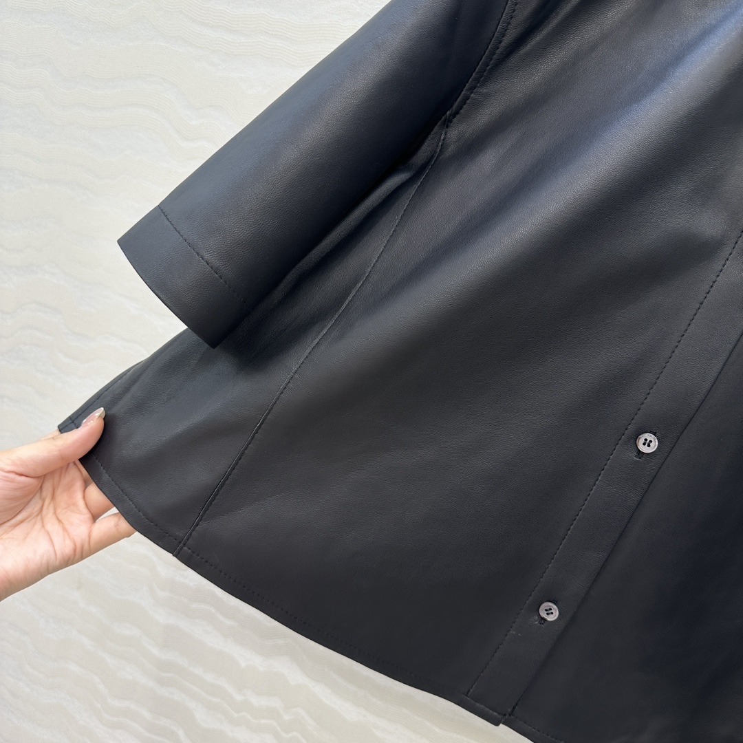 独家首发，原单品质❤️LW限定时髦女孩！超乖的A摆斗蓬式小羊皮衬衫，巨显瘦的调皮女孩纸片人穿搭！❤️白富