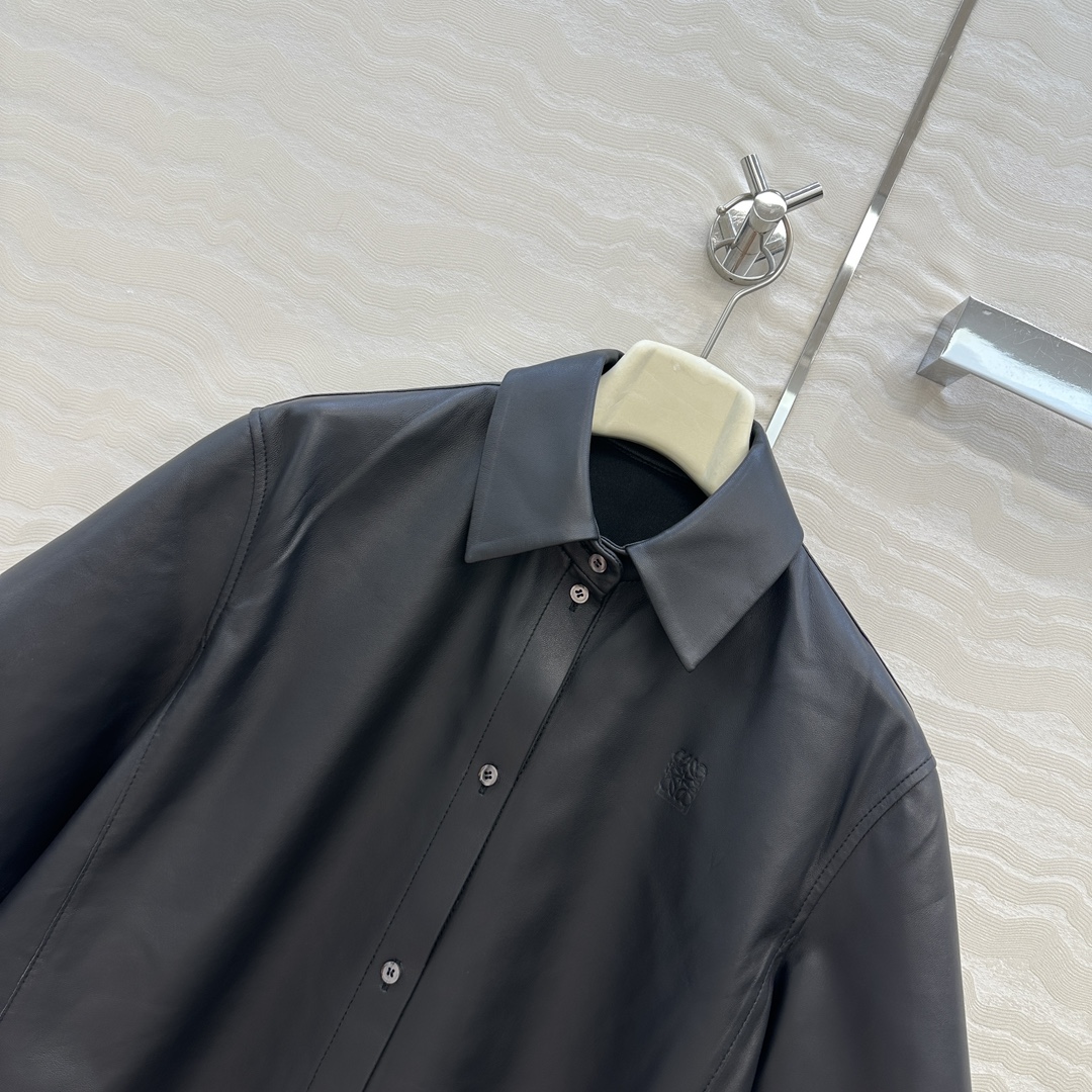 独家首发，原单品质❤️LW限定时髦女孩！超乖的A摆斗蓬式小羊皮衬衫，巨显瘦的调皮女孩纸片人穿搭！❤️白富