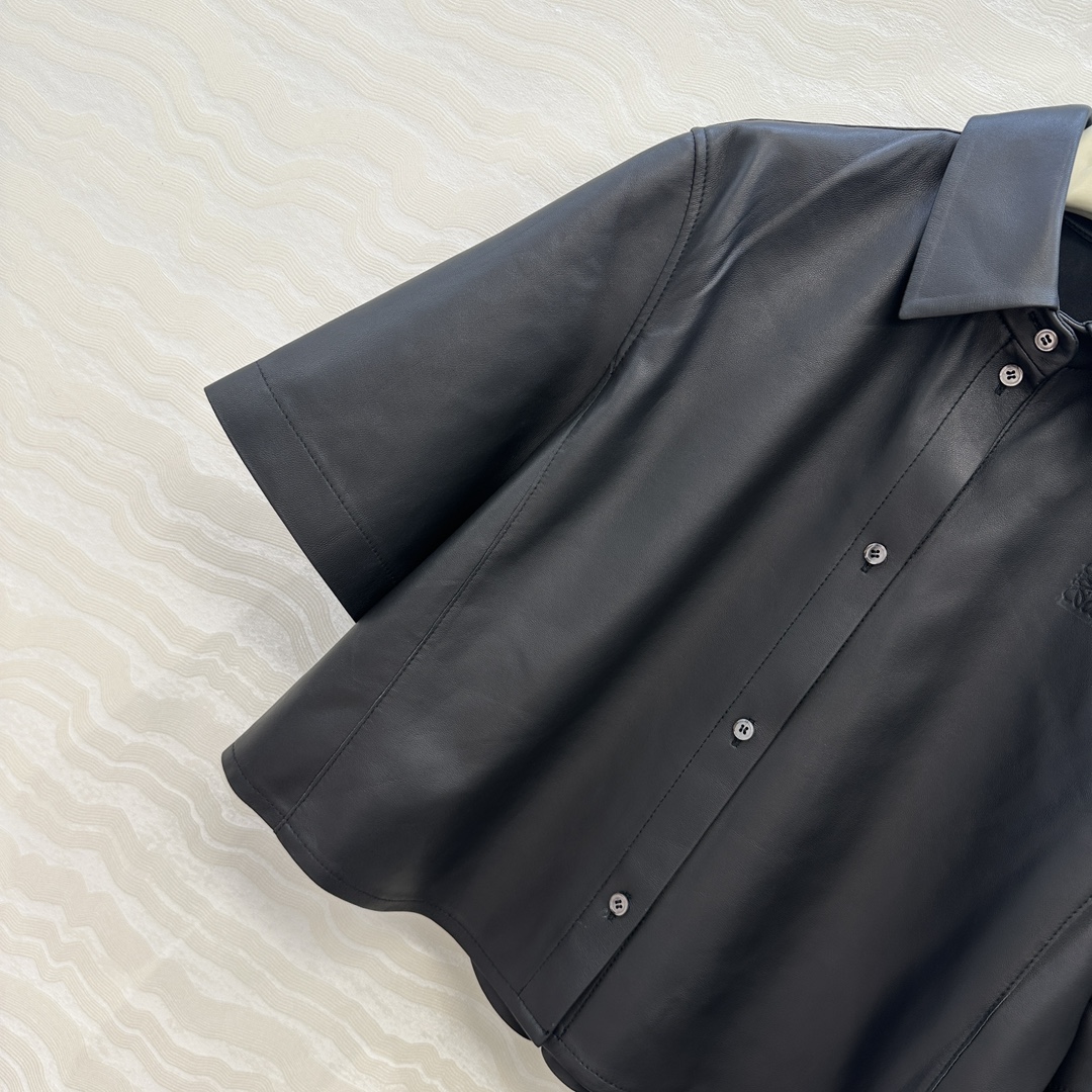 独家首发，原单品质❤️LW限定时髦女孩！超乖的A摆斗蓬式小羊皮衬衫，巨显瘦的调皮女孩纸片人穿搭！❤️白富