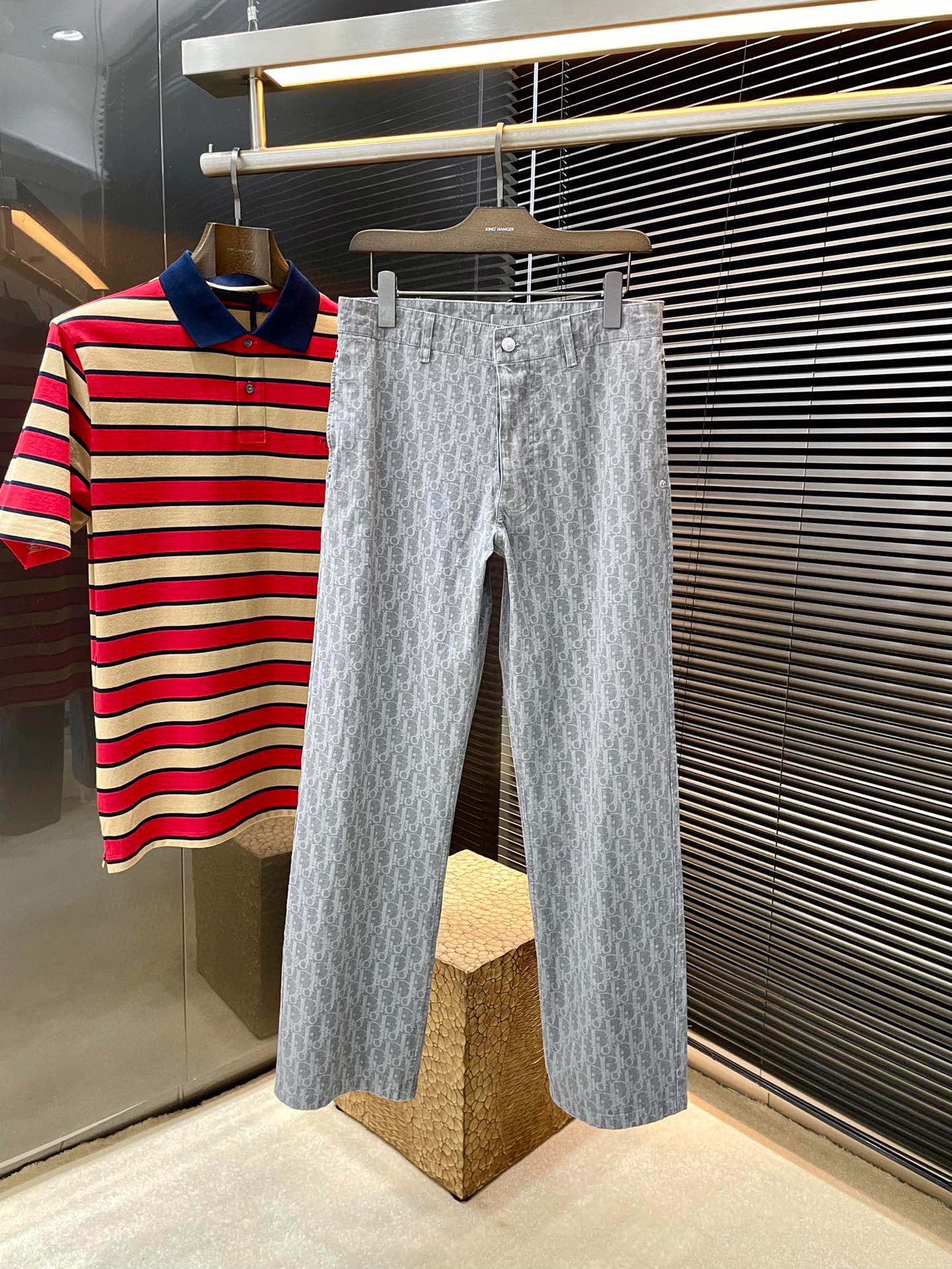 NO:466607,P Dior- (Dior) new spring and summer jeans imported from Italian haute couture denim fabrics Fashionable and casual Loose style Cotton denim fabrics The fabric is comfortable and soft, breaking through the feel of conventional denim fabrics, not stuffy, and excellent comfort. It is free and versatile. It is washed for a long time and does not deform. The upper body effect is excellent. The elegant and elegant tailoring, the design is constantly innovating, but it always maintains noble and elegant style and taste. The charm of fashion. The straight fit of the style is fashionable. The counter number 46 48 50 52 54 56,,dior,dior,jeans,alexander wang19860909P  Dior-（迪奥）春夏季新款牛仔裤 进口意大利高定牛仔面料 时尚休闲 宽松版型 棉质牛仔面料 面料舒适柔软,突破常规牛仔的面料手感,不闷热,舒适感极佳.随意百搭 久洗不变形 上身效果极佳.大方优雅的剪裁,设计不断创新却始终保持着高贵优雅的风格和品位 演绎时尚魅惑 版型直筒 时尚佳品 专柜码数 46 48 50 52 54 56,,dior,dior,jeans,alexander wang,Men's clothing