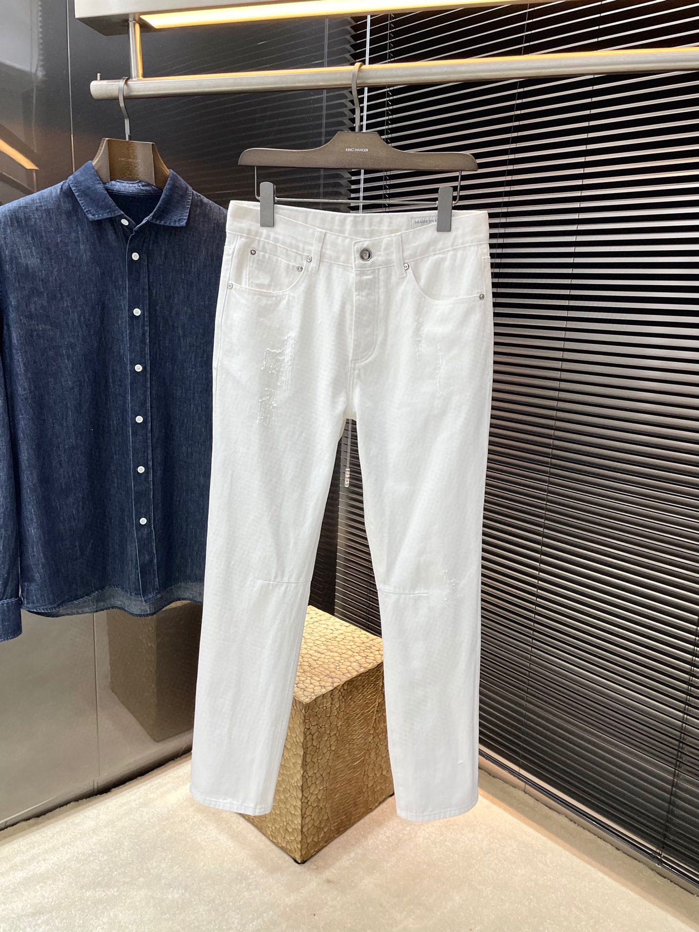 NO:466621,P Brunello Cucinelli's new spring and summer classic small straight-leg jeans, these jeans are made of cotton denim fabric, with access buttons and closure design, and a BC classic leather tag on the back waist, highlighting the classic taste of Brunello Cucinelli. Available in white, black and hot khaki to choose from, highly recommended!  Color Black White Card Color Number of 30 31 32 33 34 36,,brunello cucinelli,jeans,alexander wang19860909P  Brunello Cucinelli 春夏季新款经典小直筒型牛仔裤,这款牛仔裤采用棉质牛仔布面料制作而成,门禁纽扣开合设计,后腰头饰有bc经典皮牌,彰显Brunello Cucinelli的经典品味.有白色 黑色 卡其热三色可供挑选,强烈推荐！颜色 黑色 白色 卡色 码数 30 31 32 33 34 36,,brunello cucinelli,jeans,alexander wang,Men's clothing