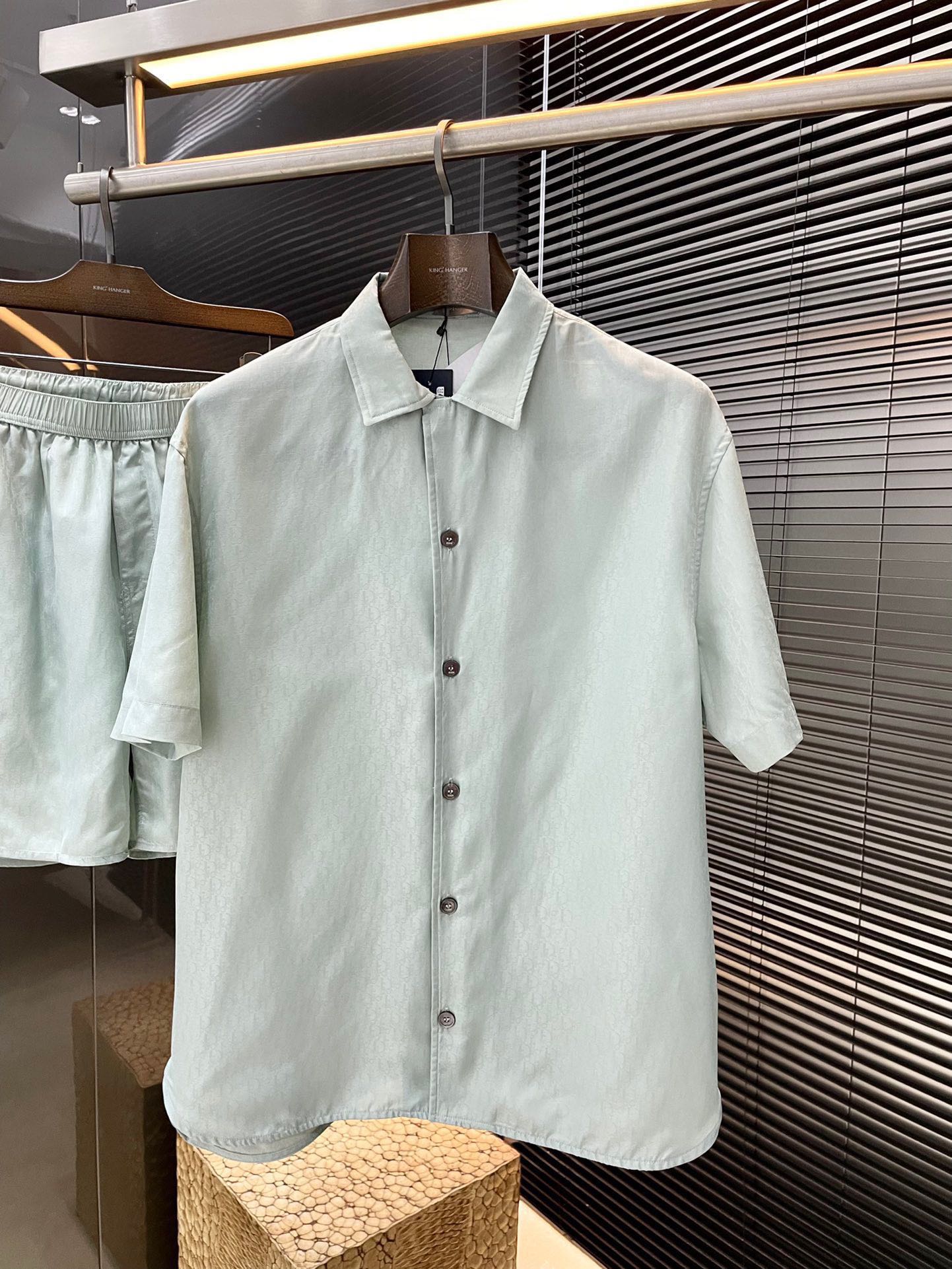 NO:463017,P Dior- (Dior) Mulberry silk and cotton blended jacquard fabric oblique print This 2025 beachwear limited series highlights the classic oblique print. Customized mulberry silk fabric, fabric composition 53 mulberry silk 47 cotton, the upper body is very cool, comfortable, and smooth. Three-dimensional cut, mulberry silk and cotton blended jacquard fabric is carefully crafted, matched with wreath collar and arc bottom edge design, highlighting the casual style. Three-standard can be worn with matching matching to create a delicate summer look, everyday and versatile casual and fashionable. Color green blue top 39.40.41.42 Shorts S. M. L. XL,,dior,dior, shorts,alexander wang19860909P  Dior-（迪奥） 桑蚕丝和棉质混纺提花面料 oblique 印花这款来2025沙滩装限定系列,突显经典的 oblique 印花.定制桑蚕丝面料,面料成份53桑蚕丝 47棉 ,上身非常凉爽 舒适,手感顺滑 立体裁剪,桑蚕丝和棉质混纺提花面料精心制作,搭配戗驳领和圆弧式底边设计,彰显休闲风范.三标齐 可与配套的搭配穿着,打造精致的夏日造型,日常百搭休闲时尚.颜色 绿色 蓝色 上衣 39.40.41.42 短裤 S. M. L. XL,,dior,dior,shorts,alexander wang,Men's clothing