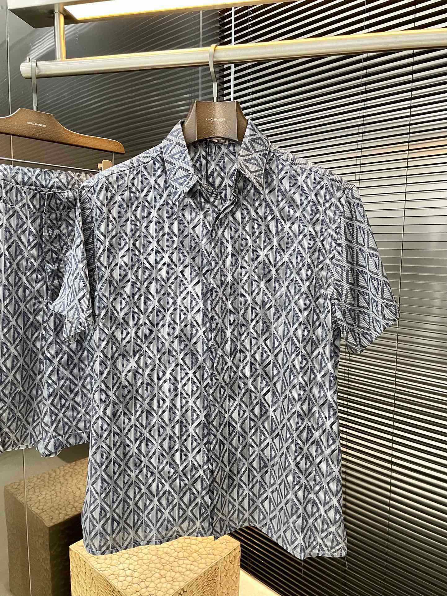 NO:463030,P Dior-2025 Spring and Summer New Silk Short-Sleeve Shirt This short-sleeved shirt reinterprets Dior elements from a modern perspective. It is carefully crafted from a dark gray silk twill fabric, decorated with CD Diamond patterns throughout. The pattern was designed by Marc Bohan in 1974 and reinterprets the CD initials with three-dimensional lines and diamond patterns. The comfortable tailoring and straight bottom edges show casual charm. It can be worn with matching shorts to create a delicate look for the same style as men and women. Size 39.40.41.42,,dior,dior,shorts,shirts,T-shirt,alexander wang19860909P  Dior-（迪奥）2025春夏新款丝绸短袖衬衫这款短袖衬衫从现代视角重新诠释 Dior 元素.采用深灰色丝绸斜纹面料精心制作,通体饰以 CD Diamond 图案.该图案由马克·博昂 (Marc Bohan) 于 1974 年设计,以立体线条菱形图案重新诠释 CD 首字母.舒适的剪裁搭配直筒底边彰显休闲魅力,可与配套的短裤搭配穿着,打造精致的造型男女同款 尺码 39.40.41.42,,dior,dior,shorts,shirts,T-shirt,alexander wang,Men's clothing