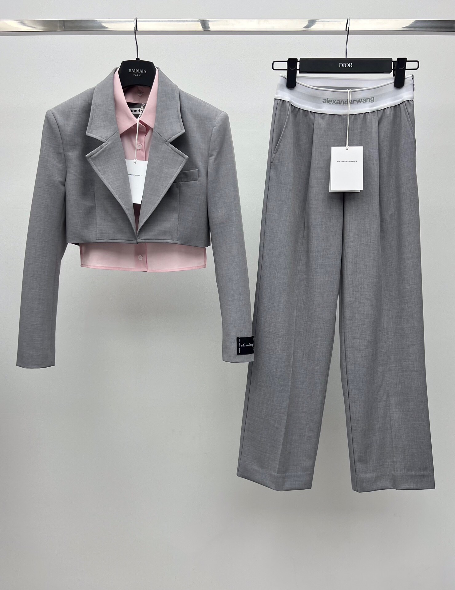 “Modern Silk Suit with Decorative Sleeves and Brand Style” - 图片 1