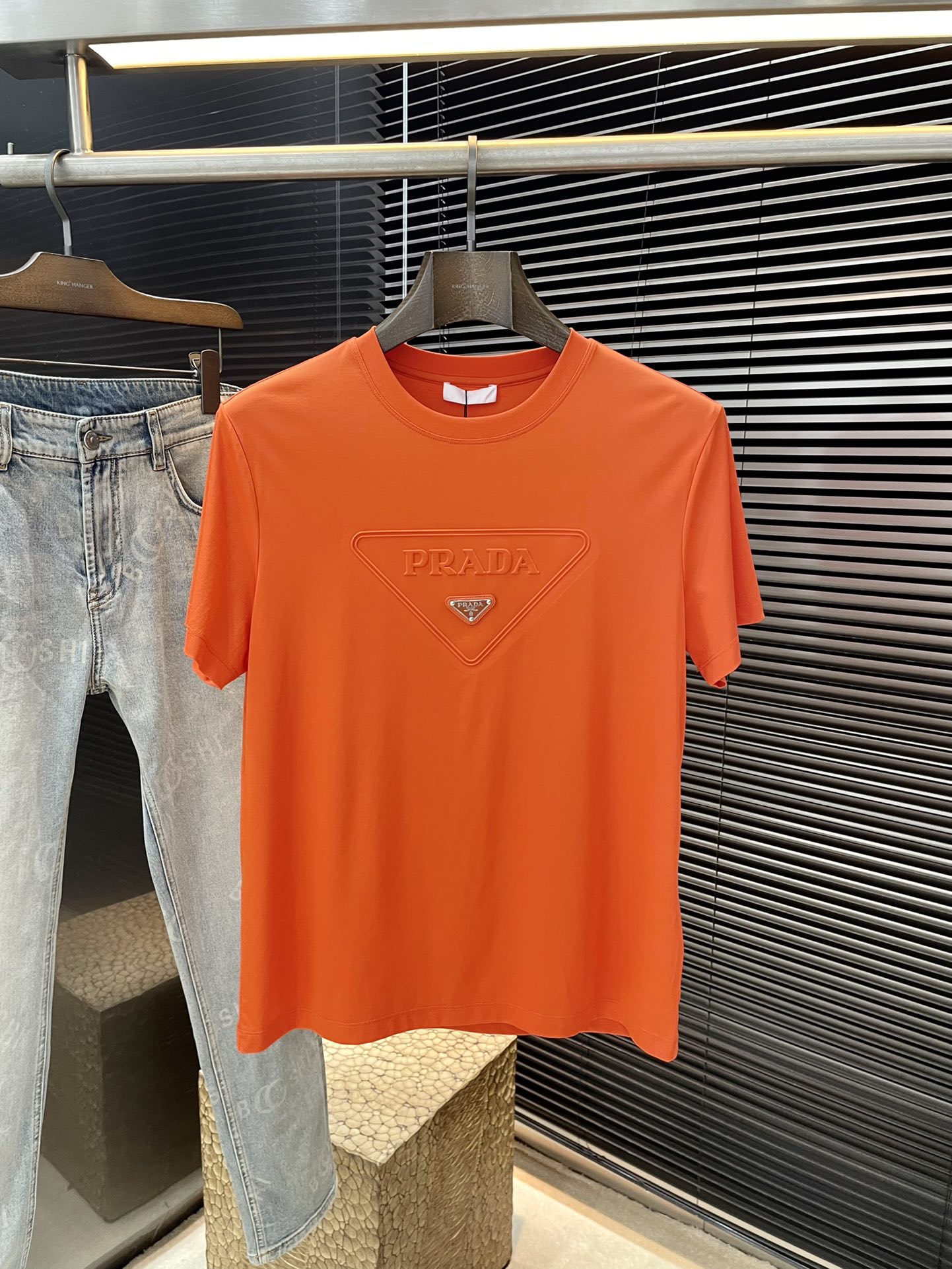 NO:463048,P PRADA- (Prada) series VIP high-end customization 2025 new short-sleeved versatile styles, anyone can easily control the fabric fully customized craftsmanship, high-quality mercerized cotton fabric, the fabric feels soft, the upper body is comfortable and soft. The simple style is very classy, ​​simple and unique, the style is very exquisite, the style is very exquisite, and it will highlight the exquisiteness of business men!  Size M-3XL, prada, prada, T-shirt, alexander wang19860909P  PRADA-（普拉达）系列 VIP高级定制 2025新款短袖 百搭款式 任何人都可以轻松驾驭 面料全订制工艺 高定一等品丝光棉面料 面料手感柔软,上身舒适柔软 简约的款式非常显档次,简约个性时尚,版型剪裁非常精致,显气场,又会凸显商务男士的精致！尺码 M-3XL,,prada,prada,T-shirt,alexander wang,Men's clothing