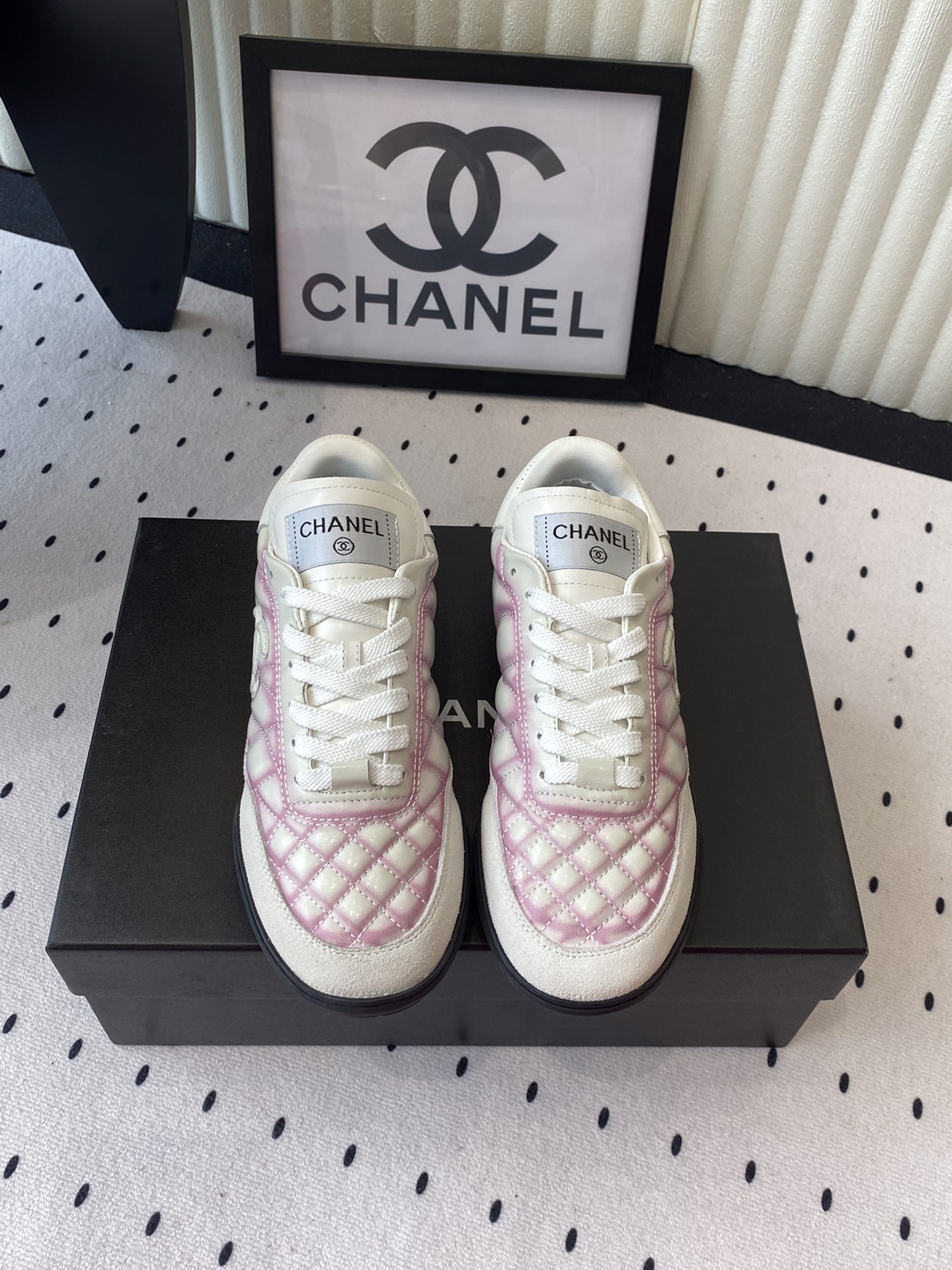 NO:437268,Chanel new baseball shoes, a must-have casual shoes for girls in the top version of coco. The sole broken nail design is super soft Original custom lambskin diamond-shaped upper Imported custom sheepskin lining Original open mold broken nail rubber outsole Size: 35-40, casual shoes/sports shoes, chanel, sneakers, sheepskin19860909Chanel新款棒球鞋 顶级版本 coco女孩必入的一款休闲鞋 鞋底碎钉设计超级柔软 原版定制小羊皮菱格纹鞋面 进口定制羊皮内里 原版开模碎钉橡胶大底 Size: 35-40,休闲鞋/运动鞋,chanel,sneakers,sheepskin,Women's Shoes