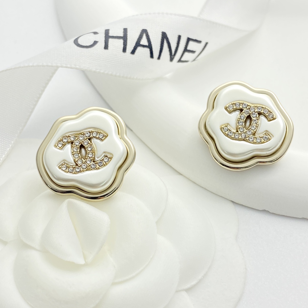 【今日新款】编码E3133   
🛍香奈儿耳钉热销🔥爆上新🆕🆕🆕
😎CHAN 25 云朵贝母珍珠耳钉
😻