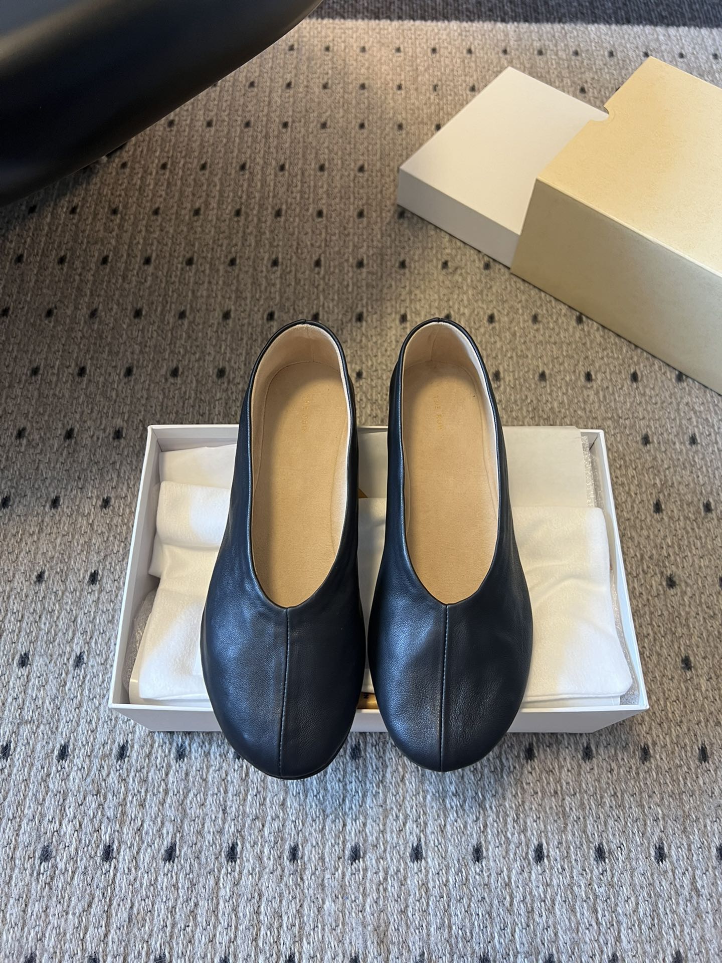 NO:442820,Purchase grade Dongguan factory high-quality WYSIWYG TheRo* genuine leather round-toed loafers are simply the favorite of fashion experts. Every season's new products can firmly grasp everyone's eyes. This small heel shoe continues the brand's usual minimalist style, with a simple and elegant design, revealing an intellectual and elegant temperament, smooth and tense lines, and can be easily controlled for daily travel or special occasions, allowing you to instantly transform into a goddess of temperament. The pointed-toe design is really irresistible. It is clean and neat and fully open, not only can perfectly modify the shape of the feet, but also has a retro and elegant charm, which makes people fall in love with it at a glance. Imported cowhide upper imported cowhide inner imported cowhide, imported cowhide, original sole size 35-40 (40 custom-made, no return or exchange), loafers, loafers, cowhide19860909代购级 莞厂高品质所见即所得TheRo*真皮圆头乐福鞋 简直是时尚达人们的心头好,每一季的新品都能牢牢抓住大家的眼球.这款小跟鞋延续了品牌一贯的极简风格,设计简洁大气,透露出一种知性优雅的气质,线条流畅而富有张力,无论是日常出行还是特殊场合,都能轻松驾驭,让你瞬间变身气质女神.尖头设计,那真的是让人无法抗拒.它干净利落,气场全开,不仅能完美修饰脚型,还自带一种复古优雅的韵味,让人一眼就爱上. 鞋面进口牛皮 内里进口牛皮 大底进口原版鞋底 尺码35-40(40定制不退不换),乐福鞋,loafers,cowhide,Women's Shoes