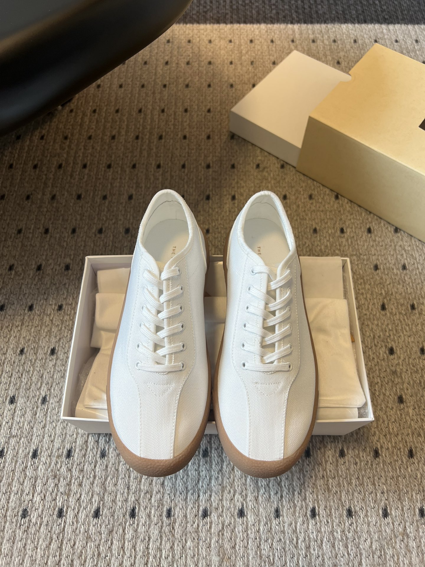 NO:442813,Purchase grade Dongguan factory high quality The ro* new summer casual shoes keep casual minimalist to the end!  Therow is always the most simple, very comfortable and versatile pair of shoes. The feel of the cloud-like feet is so comfortable that I don’t want to take it off! It’s very versatile, the heel is a little taller, the shoes are very light, and the structural fabric is genuine leather splicing is very layered!  But it looks very thin and comfortable to wear. As long as you wear these German training shoes, you will fall in love with TA's softness and softness. It is low-key and unique. You don't have to worry about matching issues at all. You can wear them in a fashionable way without any effort. You can wear them all year round with a shoe cabinet!  Upper fabric inner sheepskin outsole rubber non-slip sole size35-40 (40 custom made without return or exchange), casual shoes/sports shoes, sneakers, sheepskin19860909代购级 莞厂高品质 The ro* 新款夏日休闲鞋 将休闲极简进行到底！极简永远可以相信Therow,很舒适,很百搭的一双鞋.云朵般的脚感,舒服到不想脱下! 非常百搭,后跟还有一点增高,鞋子很轻巧,结构面料真皮拼接又很有层次感！ 但又非常显腿细,上脚非常舒服,这双德训鞋只要穿上就会爱上TA的软糯,低调又不失个性,完全不用担心搭配问题, 毫不费力就能穿出时尚感,一年四季可穿鞋柜必备！ 鞋面布面 内里羊皮 大底橡胶防滑大底 size35-40（40定制不退换）,休闲鞋/运动鞋,sneakers,sheepskin,Women's Shoes