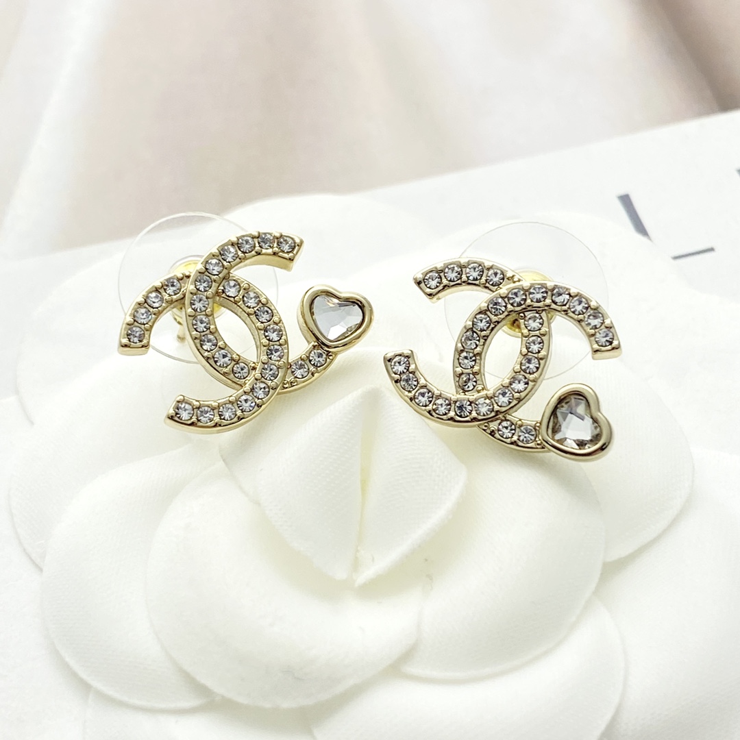 【今日新款】编码E3134   
🛍香奈儿耳钉热销🔥爆上新🆕🆕🆕
😎CHAN 25  浅金满钻双Ｃ小爱心