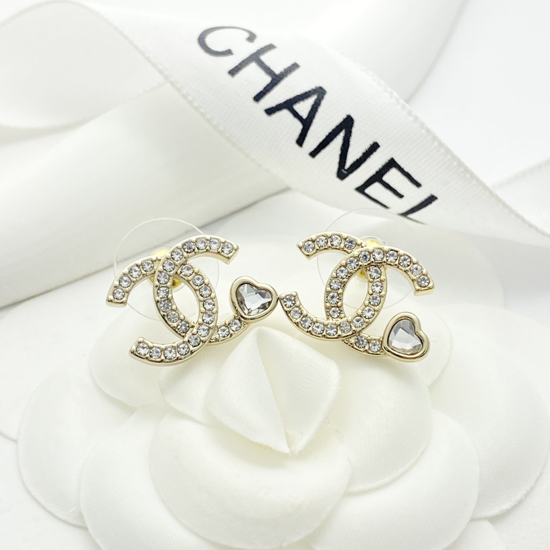 【今日新款】编码E3134   
🛍香奈儿耳钉热销🔥爆上新🆕🆕🆕
😎CHAN 25  浅金满钻双Ｃ小爱心