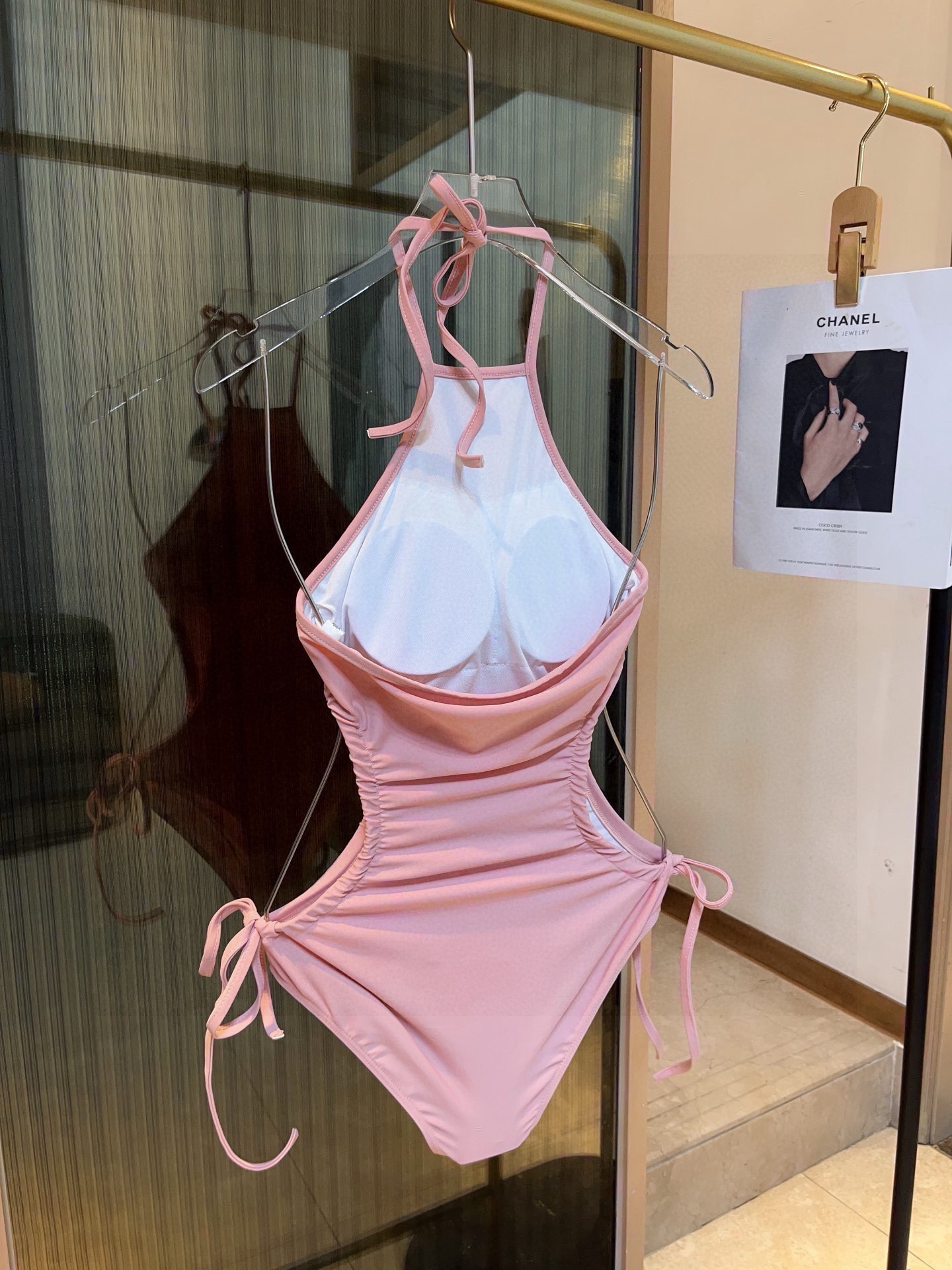  🆕

缪缪miumiu新款连体泳衣😍🥰适合多种场景的游泳衣🏊‍♀️海边 游泳池 温泉 水上乐园 漂流都