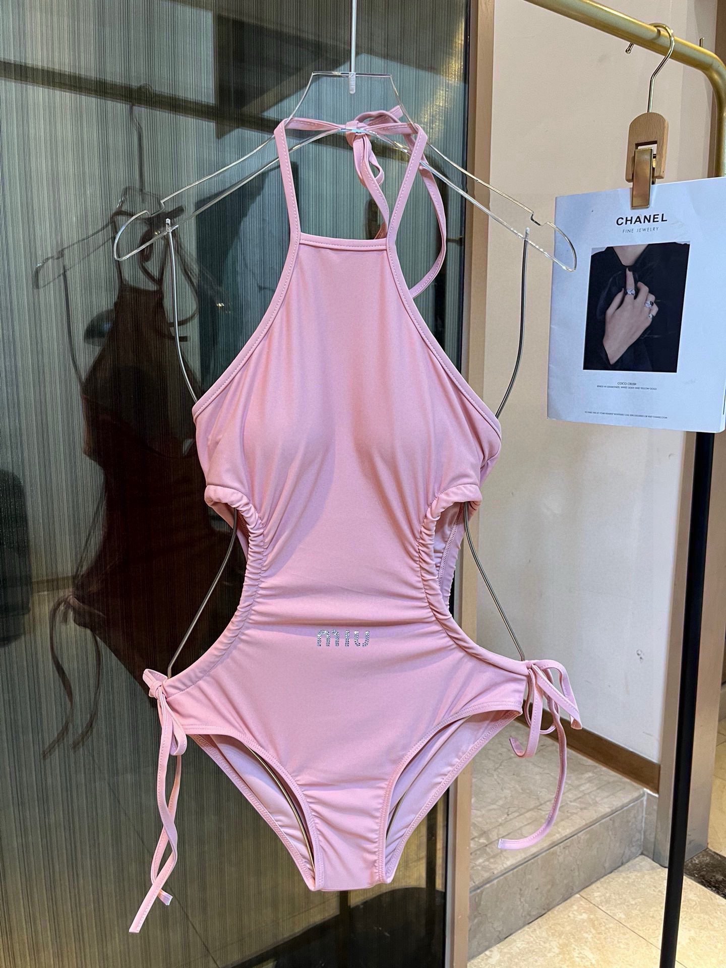  🆕

缪缪miumiu新款连体泳衣😍🥰适合多种场景的游泳衣🏊‍♀️海边 游泳池 温泉 水上乐园 漂流都