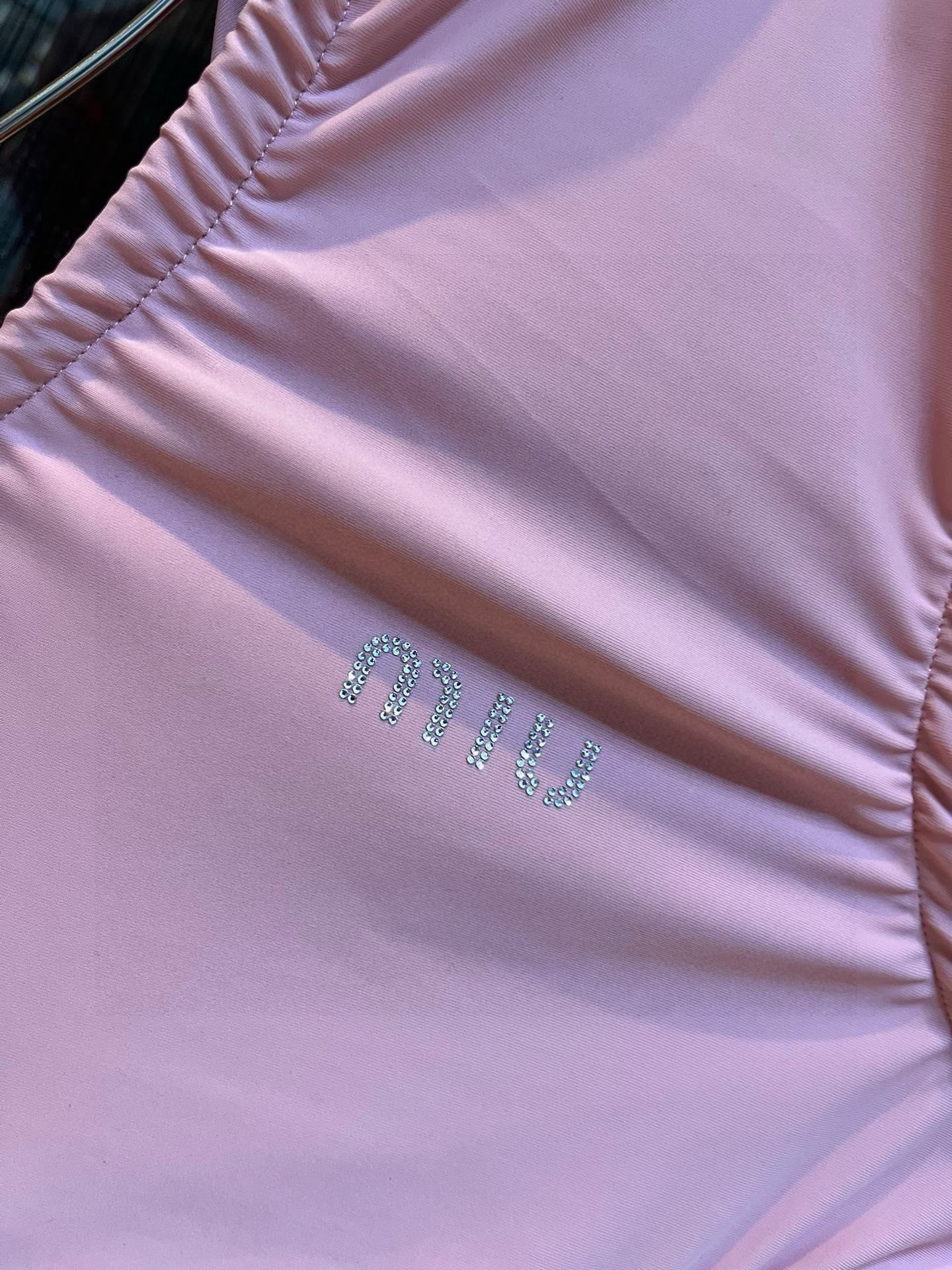 🆕

缪缪miumiu新款连体泳衣😍🥰适合多种场景的游泳衣🏊‍♀️海边 游泳池 温泉 水上乐园 漂流都