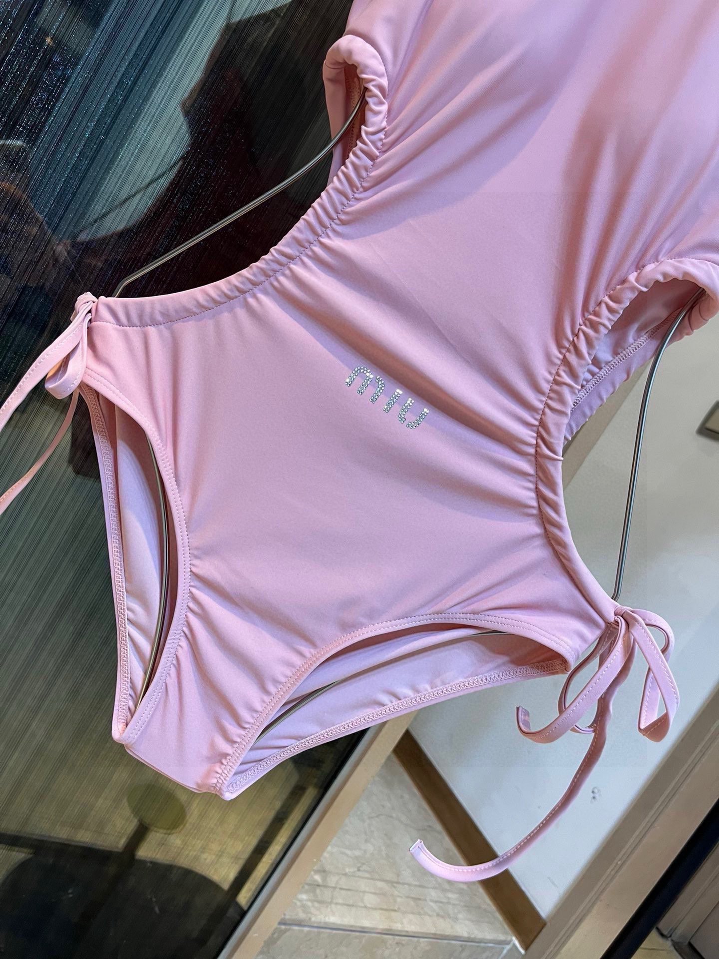  🆕

缪缪miumiu新款连体泳衣😍🥰适合多种场景的游泳衣🏊‍♀️海边 游泳池 温泉 水上乐园 漂流都