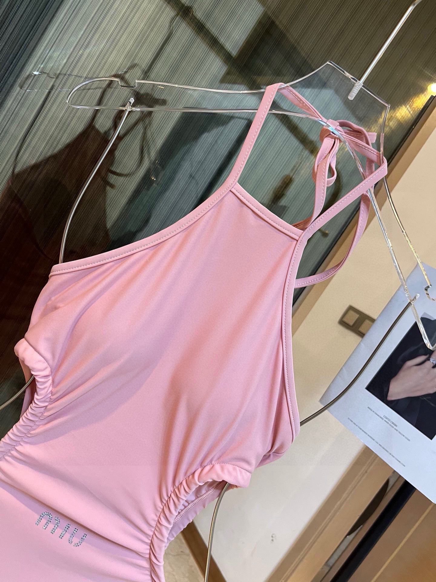  🆕

缪缪miumiu新款连体泳衣😍🥰适合多种场景的游泳衣🏊‍♀️海边 游泳池 温泉 水上乐园 漂流都