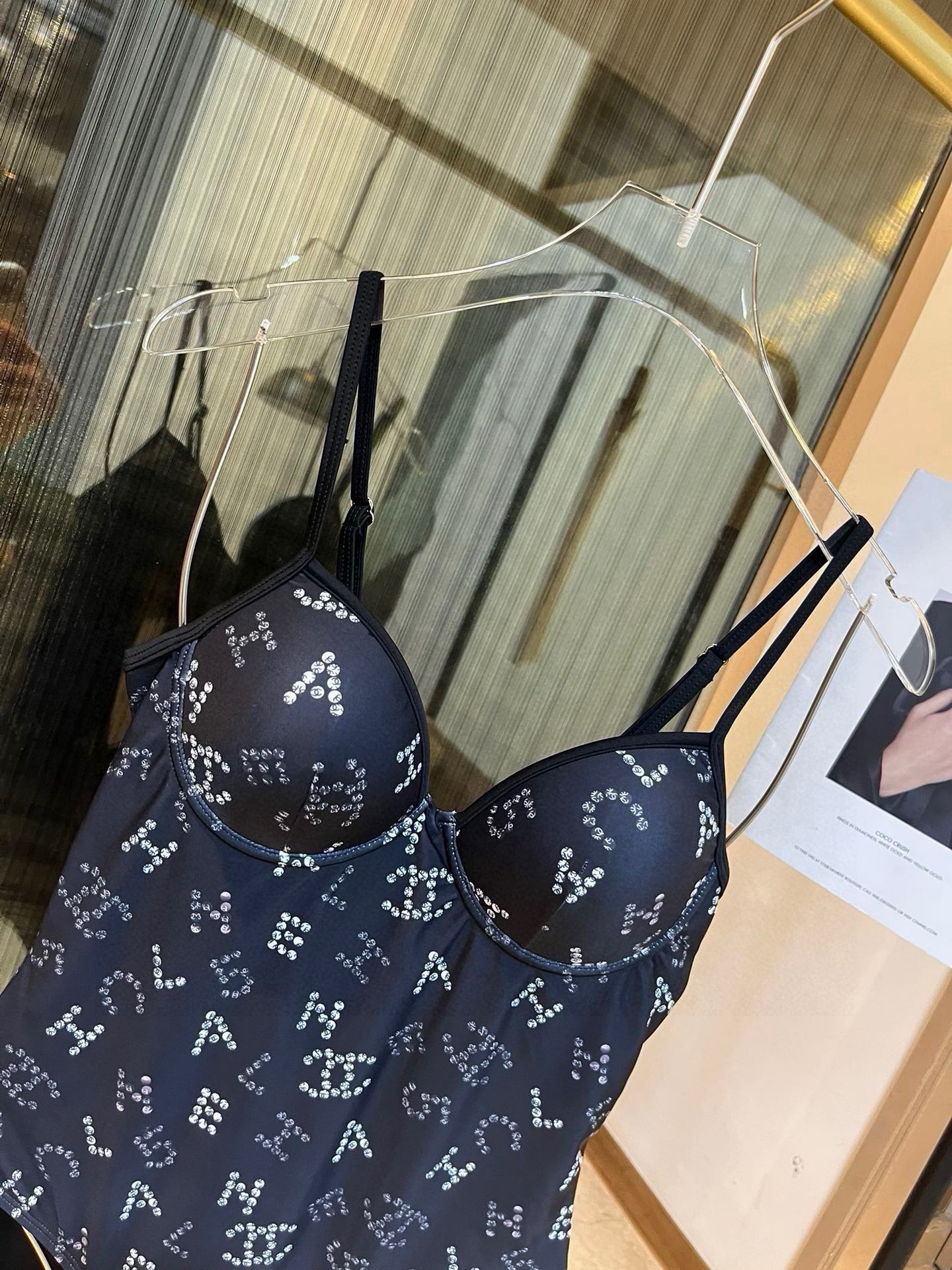 。
Chanel 香奈儿新款连体泳衣  😍🥰适合多种场景的游泳衣🏊‍♀️海边 游泳池 温泉 水上乐园 漂
