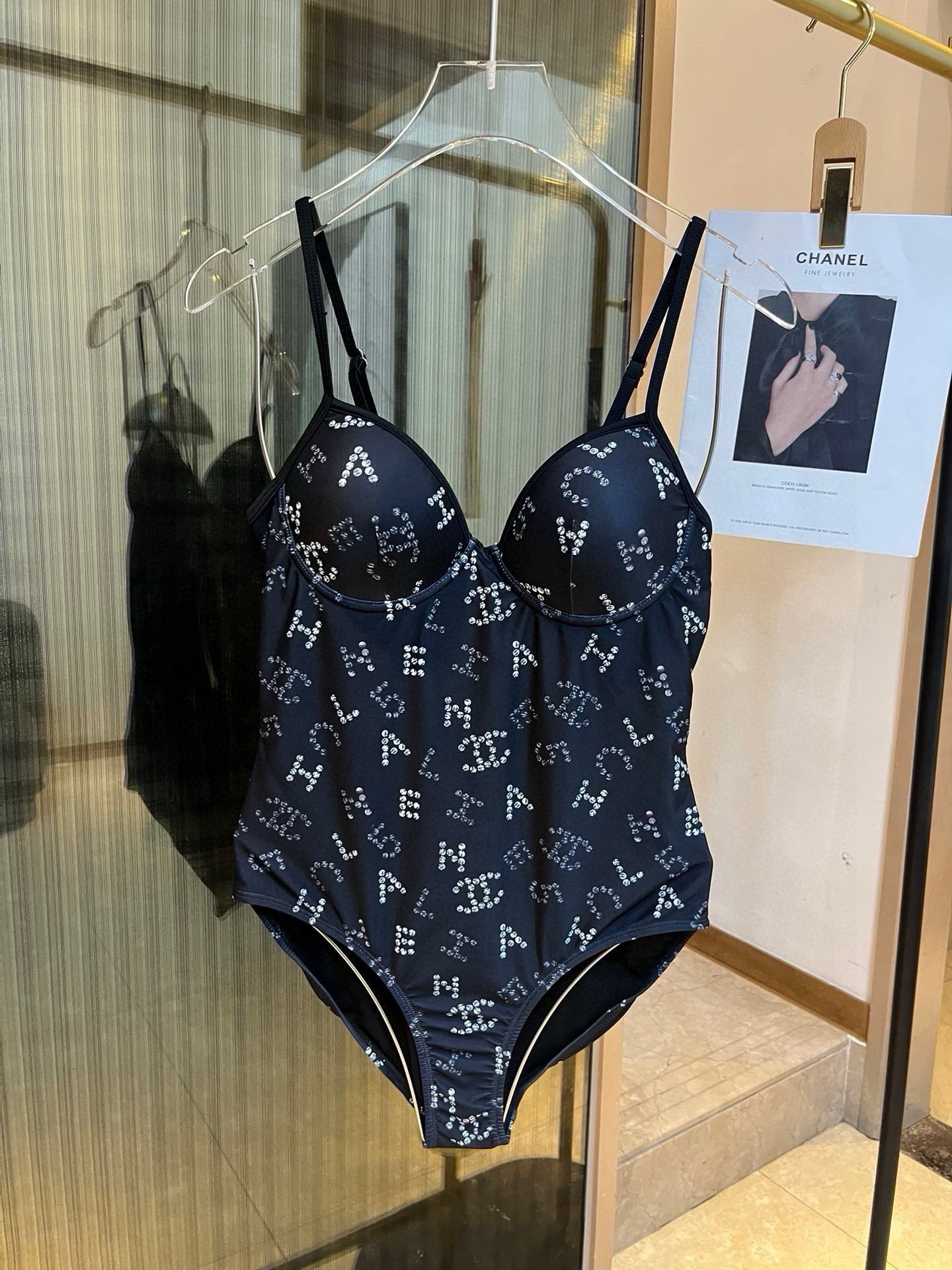 。
Chanel 香奈儿新款连体泳衣  😍🥰适合多种场景的游泳衣🏊‍♀️海边 游泳池 温泉 水上乐园 漂
