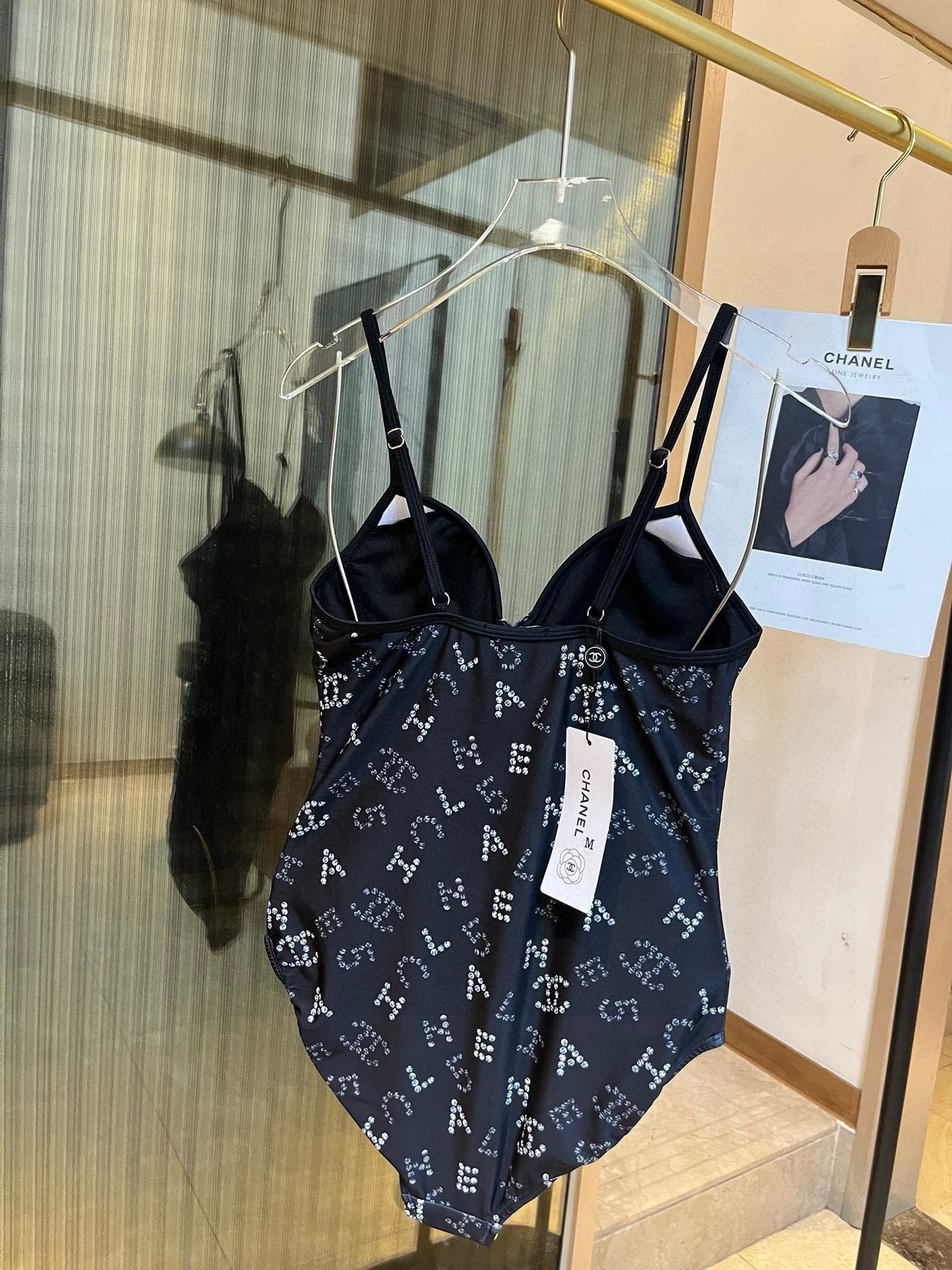 。
Chanel 香奈儿新款连体泳衣  😍🥰适合多种场景的游泳衣🏊‍♀️海边 游泳池 温泉 水上乐园 漂