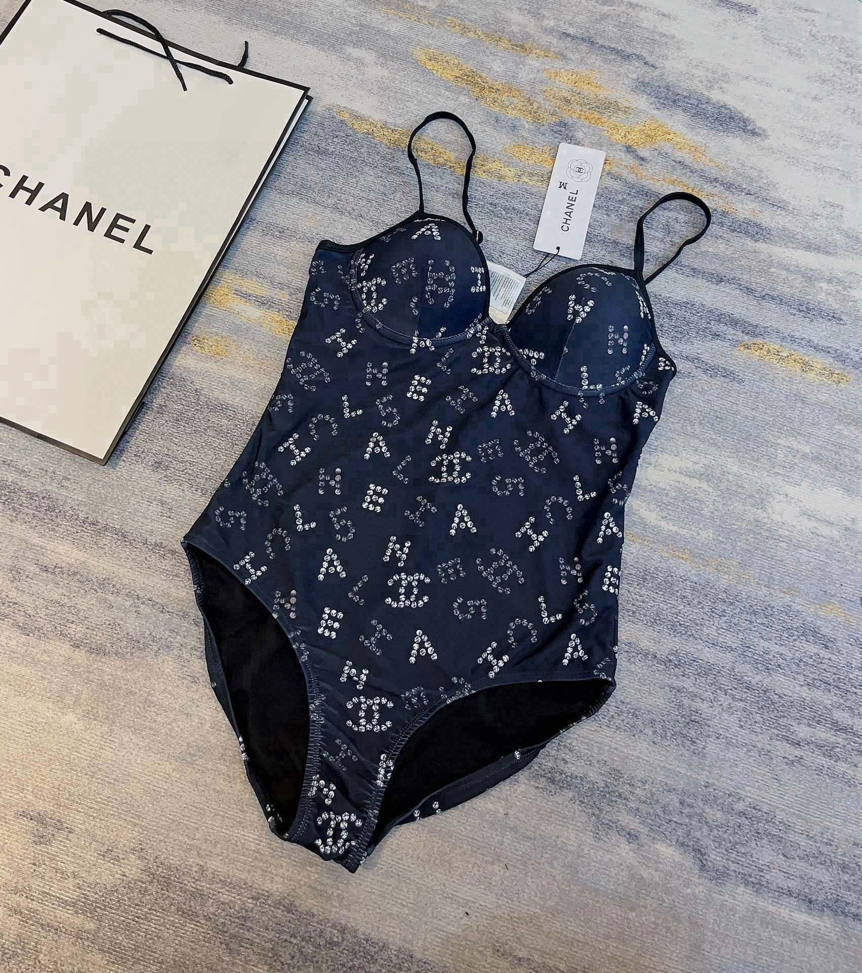 。
Chanel 香奈儿新款连体泳衣  😍🥰适合多种场景的游泳衣🏊‍♀️海边 游泳池 温泉 水上乐园 漂