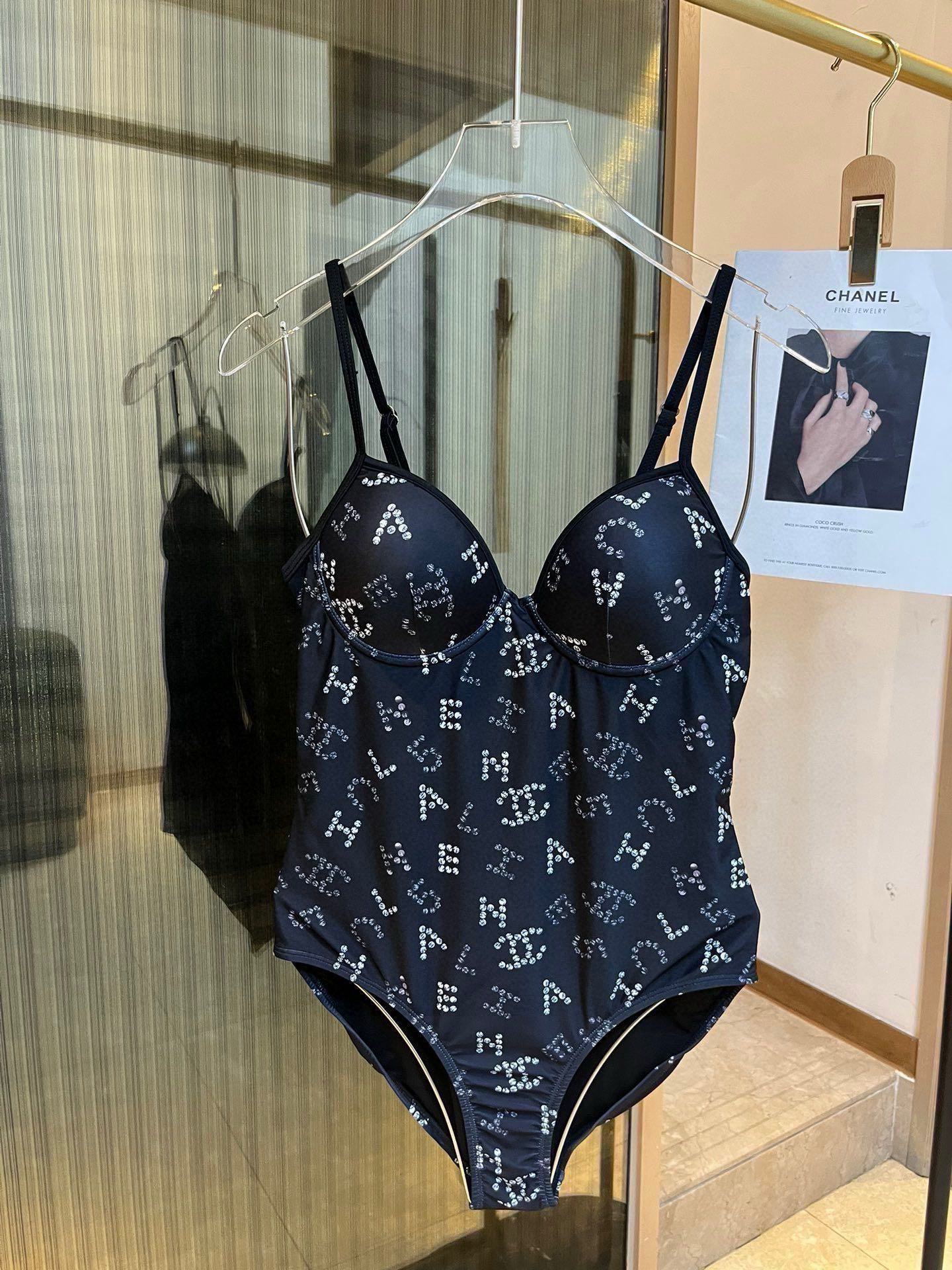 。
Chanel 香奈儿新款连体泳衣  😍🥰适合多种场景的游泳衣🏊‍♀️海边 游泳池 温泉 水上乐园 漂