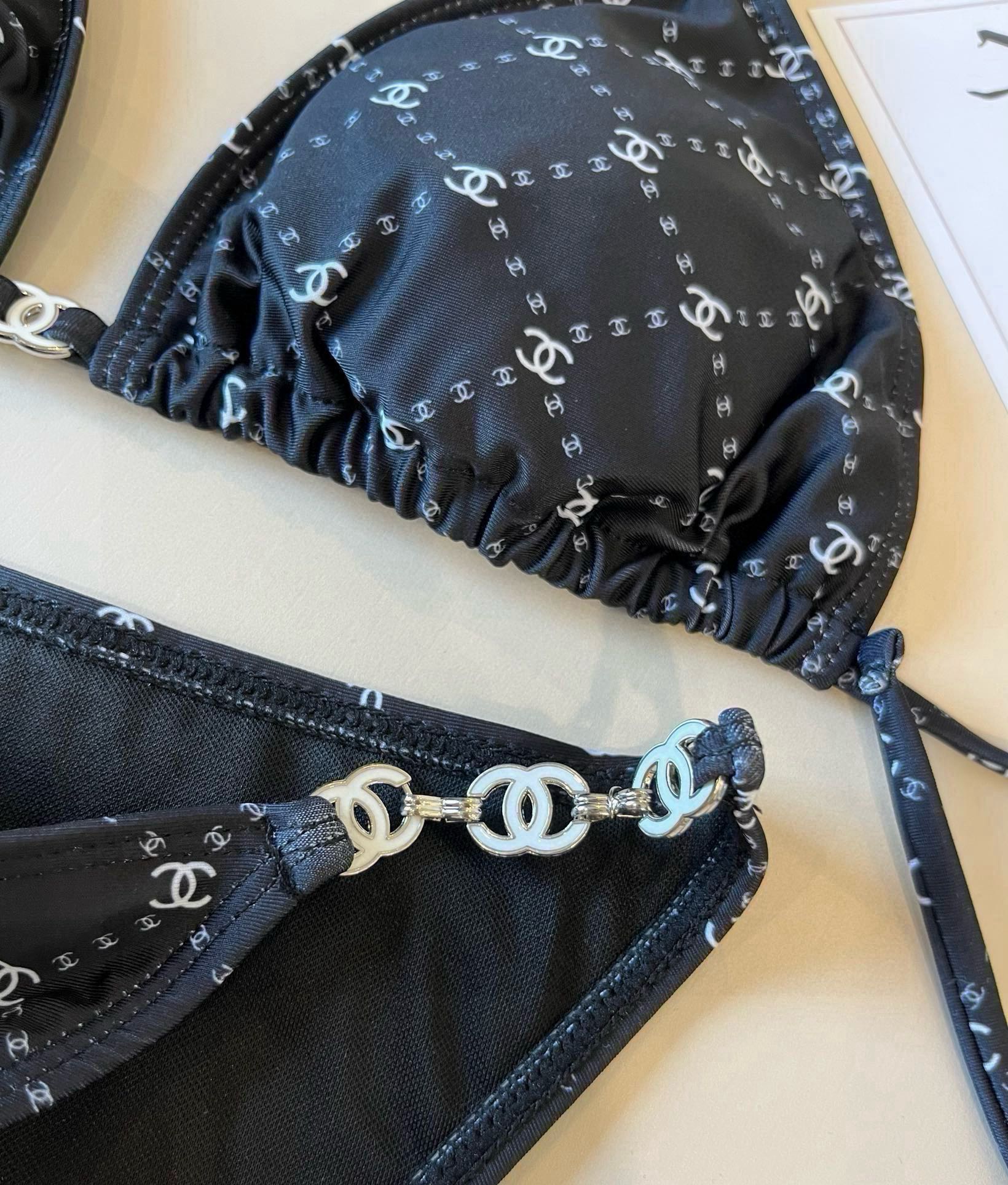  🆕
Chanel比基尼泳衣  😍🥰适合多种场景的游泳衣🏊‍♀️海边 游泳池 温泉 水上乐园 漂流都可以
