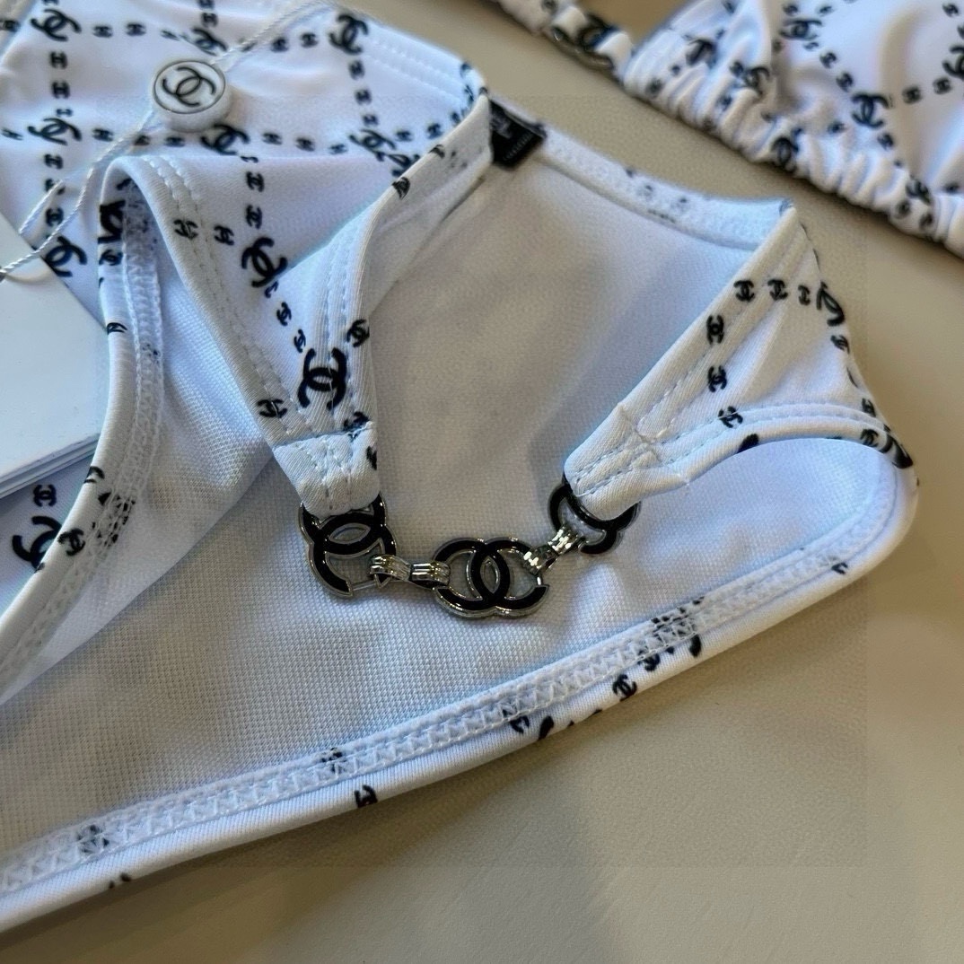  🆕
Chanel比基尼泳衣  😍🥰适合多种场景的游泳衣🏊‍♀️海边 游泳池 温泉 水上乐园 漂流都可以