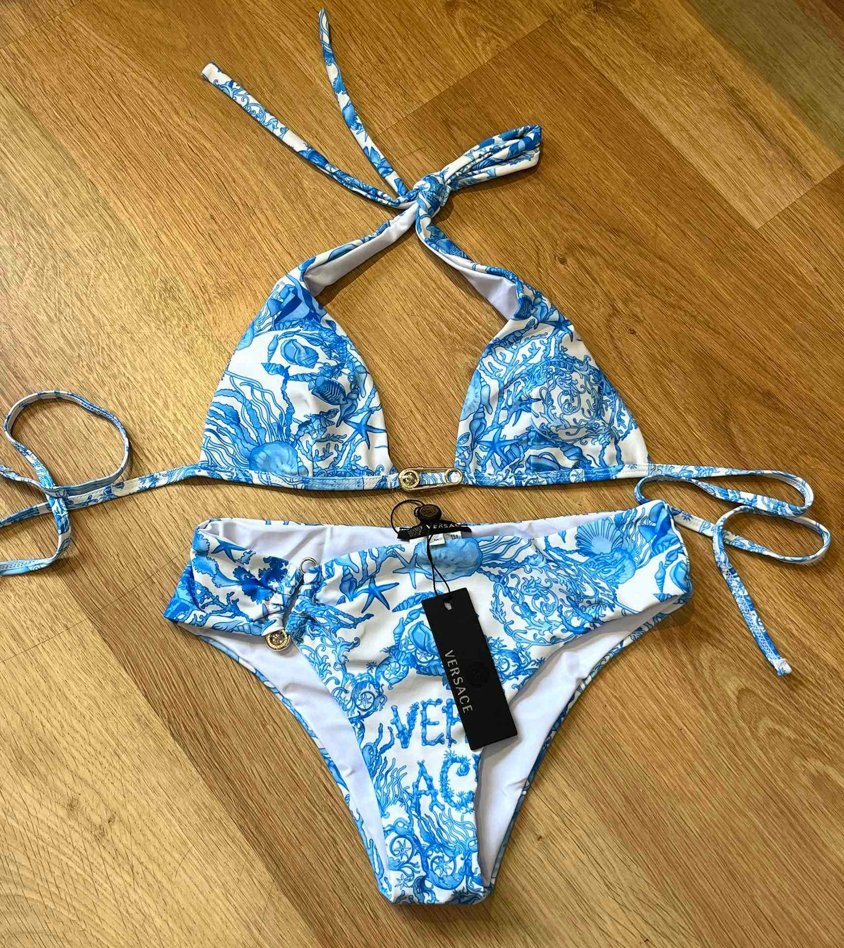 。
范思哲新款分体泳衣😍🥰适合多种场景的游泳衣🏊‍♀️海边 游泳池 温泉 水上乐园 漂流都可以😌内搭也完
