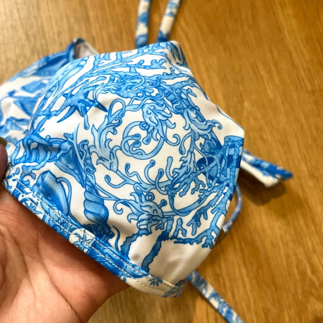 。
范思哲新款分体泳衣😍🥰适合多种场景的游泳衣🏊‍♀️海边 游泳池 温泉 水上乐园 漂流都可以😌内搭也完