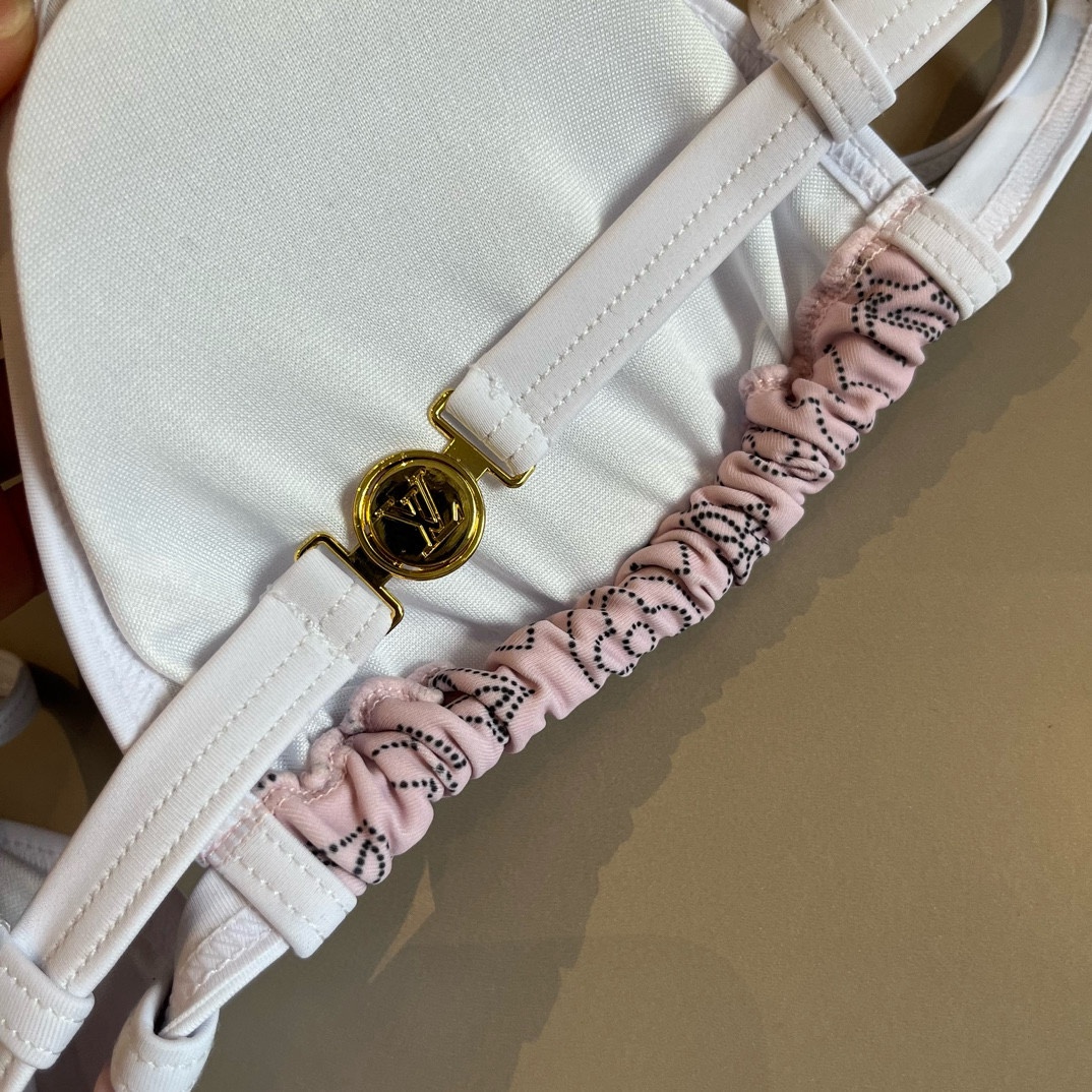  🆕
LV比基尼👙❤️😍🥰适合多种场景的游泳衣🏊‍♀️海边 游泳池 温泉 水上乐园 漂流都可以😌内搭外穿