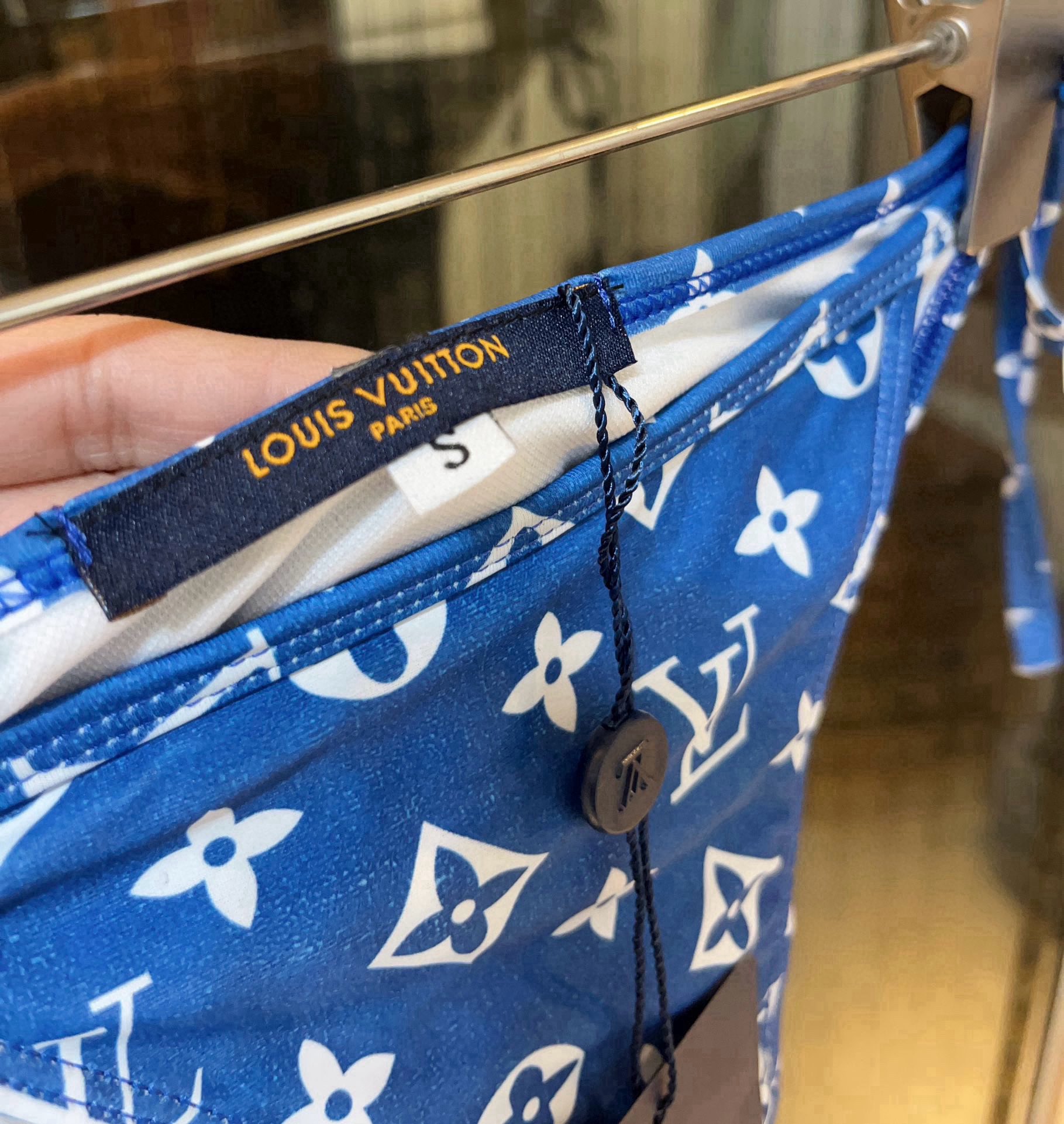  🆕
LV新款比基尼👙😍🥰适合多种场景的游泳衣🏊‍♀️海边 游泳池 温泉 水上乐园 漂流都可以😌内搭也完