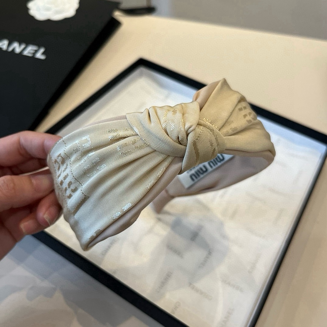 🆕

miumiu缪缪新款发箍