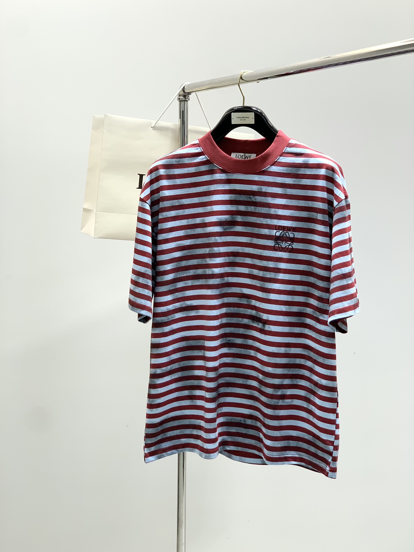 NO:469764,,Loewe, the latest summer model, available at the counter at the same time, original single product, fashionable and casual round neck short-sleeved T-shirt, very distinctive on the upper body!  Eye-catching and highlighted, imported original fabric, top-level printing craft letter pattern decorative logo, simple but not lacking in fashion, classic and atmospheric, comfortable and breathable, handsome and stylish on the upper body, 2 colors recommended, code number S-2xl,,loewe,loewe,T-shirt,tees,t-shirt,alexander wang19860909,Loewe 罗意威,夏季最新款,专柜同步有售,原单狠货,时尚休闲圆领短袖T恤,上身很有特点！吸睛而有亮点,进口原版面料,顶级印花工艺字母图案装饰Logo,简单而不失时尚,经典大气,舒适透气,上身帅气有型,2色推荐,码数S-2xl,,loewe,loewe,T-shirt,tees，t-shirt,alexander wang,Men's clothing