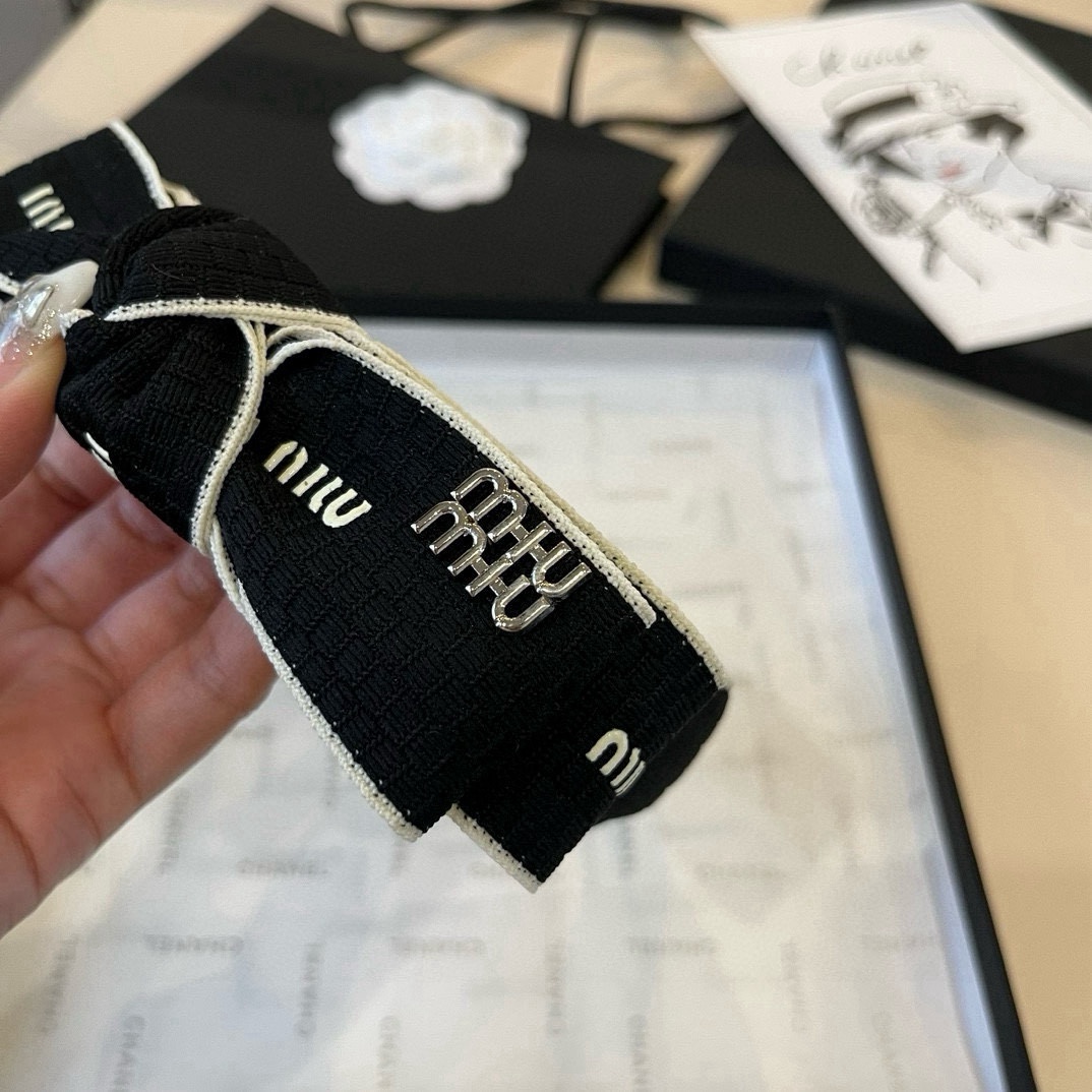 🆕

miumiu缪缪新款发箍