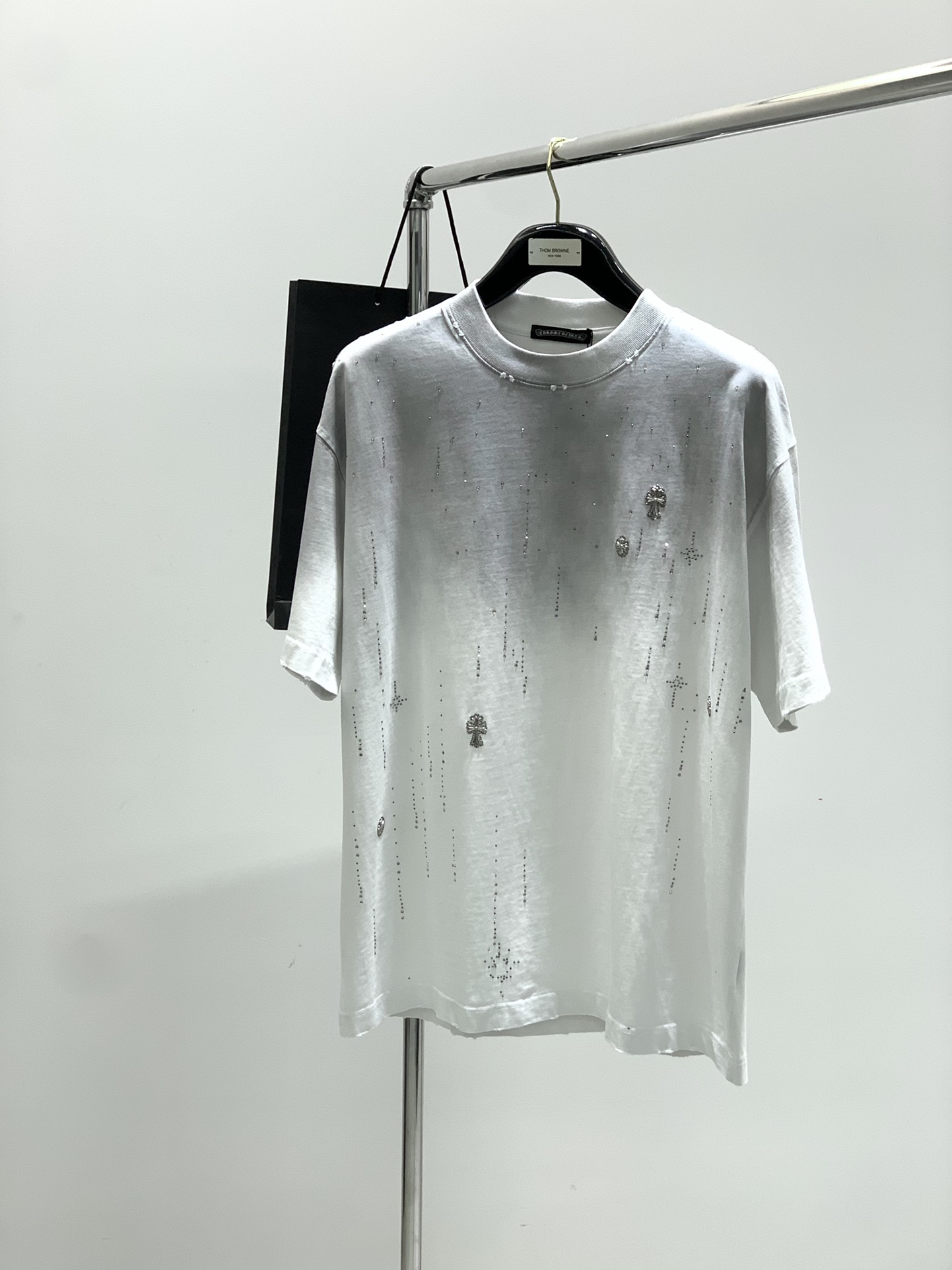 NO:469743,,Chrome Hearts, new summer products, special counters are available at the same time, original singles, fashionable and casual round neck short-sleeved T-shirt, using imported original fabric, top-grade ironing craft letter pattern logo, unique design, counter appearance, fashionable and handsome upper body, 2 colors recommendation, S-XXL, chrome hearts, chrome hearts, T-shirt, tees, t-shirt, alexander wang19860909,Chrome Hearts 克罗心,夏季新品,专柜同步有售,原单狠货,时尚休闲圆领短袖T恤,采用进口原版面料,顶级烫钻工艺字母图案logo,独特设计,专柜卖相,上身时尚帅气,2色推荐,码数S-XXL,,chrome hearts,chrome hearts,T-shirt,tees，t-shirt,alexander wang,Men's clothing