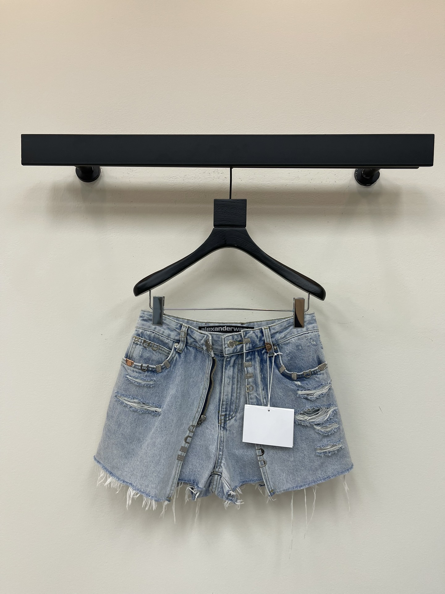 NO:451368,Alexande*Wang King 25 Spring and Summer New Metal Decorated Double Jeans Skirt | Exclusive yb development!  High-end production!  Metal decoration, texture and details are online, front trousers, back skirt style double-layer design, super design sense, no need to worry about exposure at all, upper body covers flesh and makes you look thin, does not show your hips wide, the overall versatile and exquisite SML, alexander wang, skirts, jeans, alexander wang19860909Alexande*Wang大王25春夏新款金属装饰双层牛仔裤裙丨独家yb开发！高版出品！金属装饰 质感细节都在线 前裤型后裙版型双层设计 超有设计感的 裤裙设计一点都不用担心走光问题 上身遮肉显瘦 不显胯宽 整体百搭又精致 SML,,alexander wang,skirts,jeans,alexander wang,Women's clothing