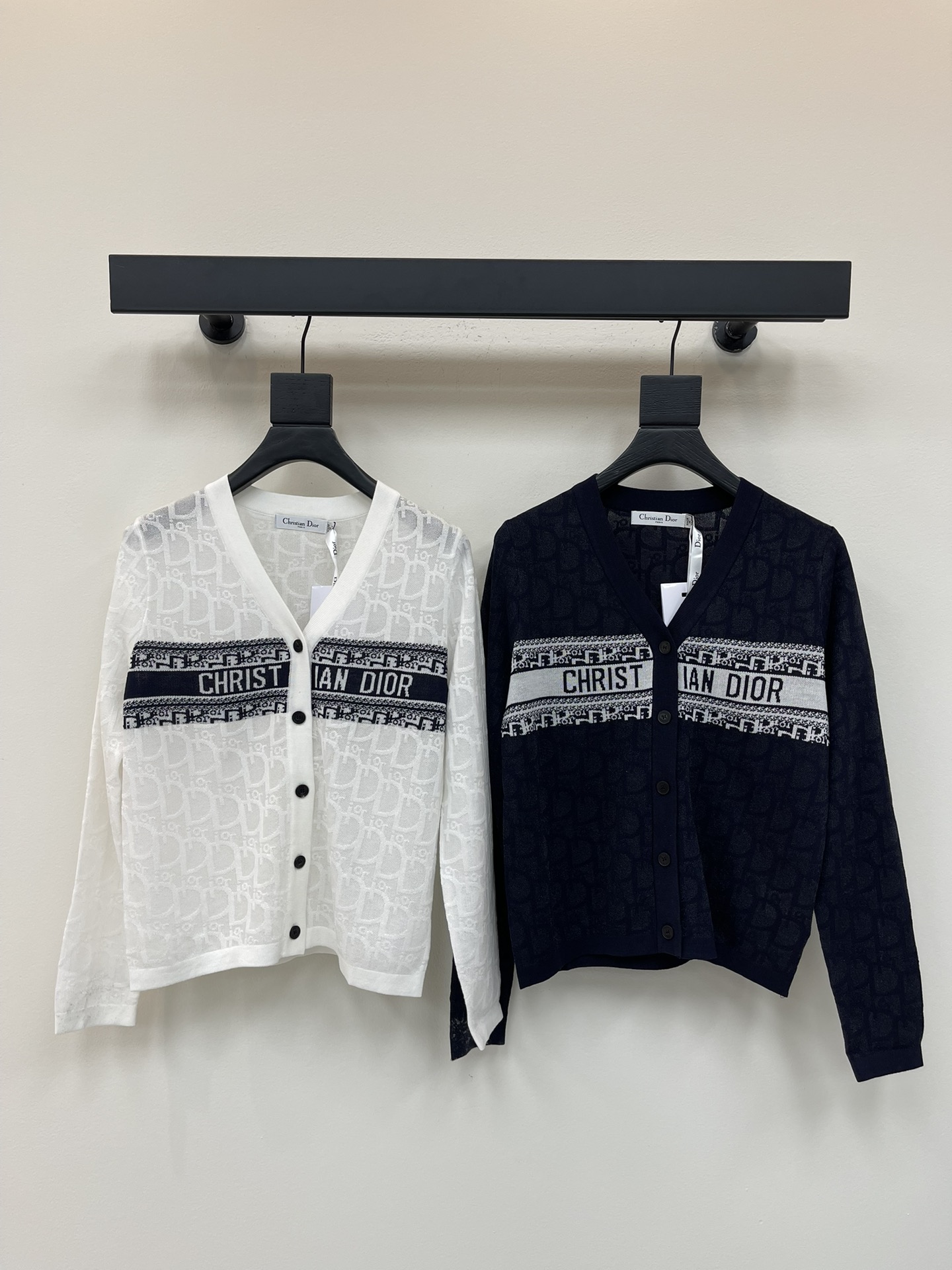 NO:451376,Dio*25 early autumn new V-neck embossed letters long-sleeved knitted cardigan!  Custom knitted material, comfortable texture, single-row logo cloak decoration, simple and atmospheric, jacquard full of presbyopia, contrasting letters on the chest, simple and casual, high-end taste, loose and fashionable upper body, daily commuting SML, dior, alexander wang19860909Dio*25早秋新款V领压花字母长袖针织开衫！定制针织材质 质感舒适 单排logo襟扣装饰 简约大气 提花满身老花字母图案 胸前撞色字母点缀 简约休闲尽显高级品味 上身松弛时髦 日常通勤都SML,,dior,alexander wang,Women's clothing