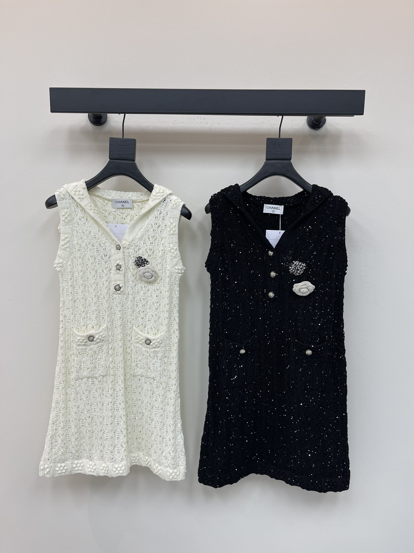 NO:451371,Chane*25 early autumn new navy collar knitted vest skirt sleeveless dress Special bead yarn hollowing process Two-bag decoration YB mold lion buckle decoration Three-dimensional camellia brooch embellishment High-end fashionable celebrity white and rich beauty must enter SML, Chanel, skirts, brooch, breastpin, alexander wang19860909Chane*25早秋新款海军领针织背心裙无袖连衣裙 特种珠片纱镂空工艺 两口袋装饰yb开模狮子扣装饰 立体山茶花胸针点缀 高级时髦名媛白富美必入 SML,,chanel,skirts,brooch，breastpin,alexander wang,Women's clothing