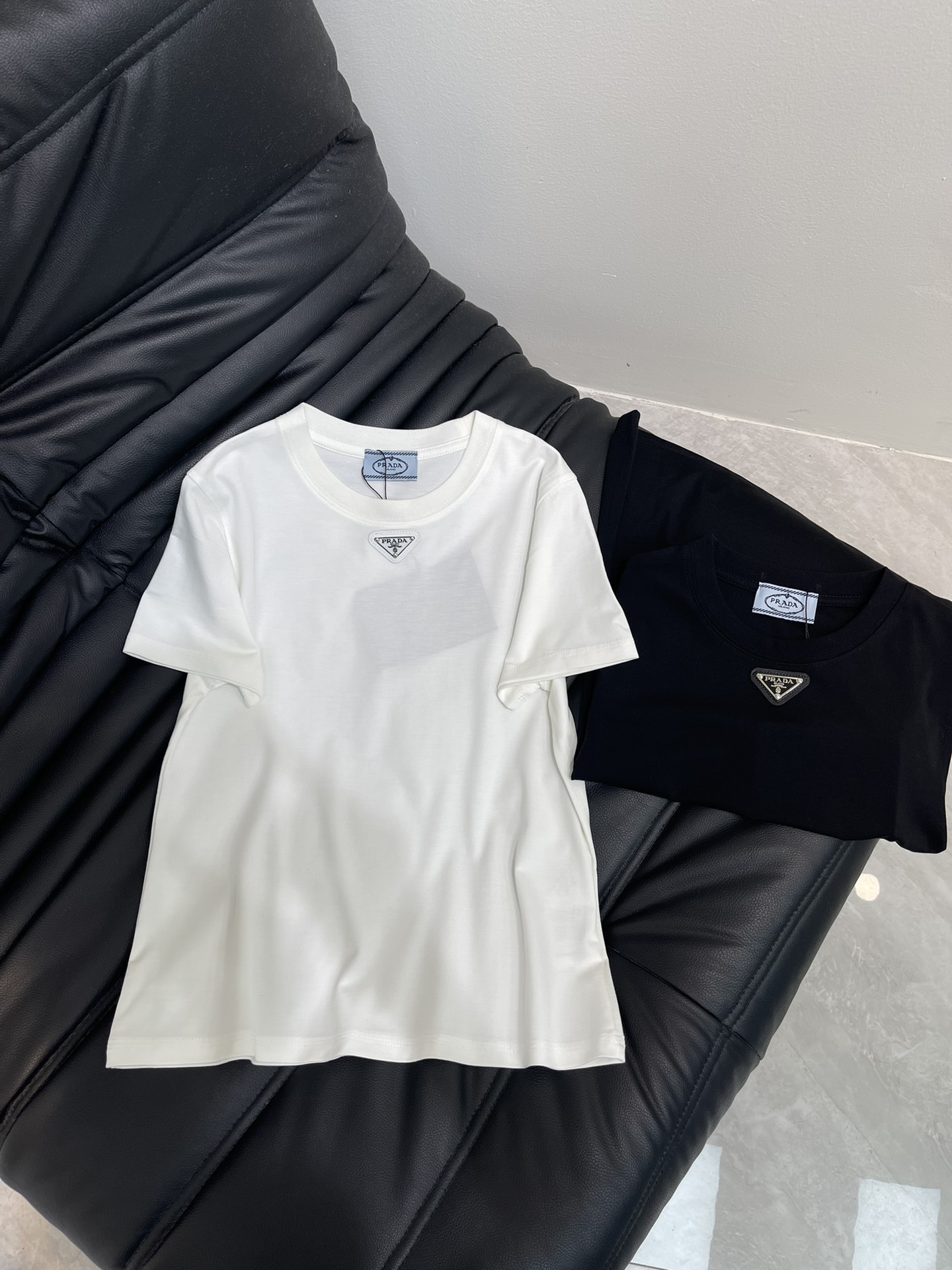 NO:451361,Prad*25 new embroidered inverted triangle short-sleeved T-shirt. Imported mercerated cotton fabric, the classic style is versatile and not picky, and the upper body is very beautiful!  SML, prada, T-shirt,tees, t-shirt,alexander wang19860909Prad*25新款刺绣倒三角标短袖T恤.进口丝光棉面料,经典版型百搭不挑人,上身非常漂亮！SML,,prada,T-shirt,tees，t-shirt,alexander wang,Women's clothing