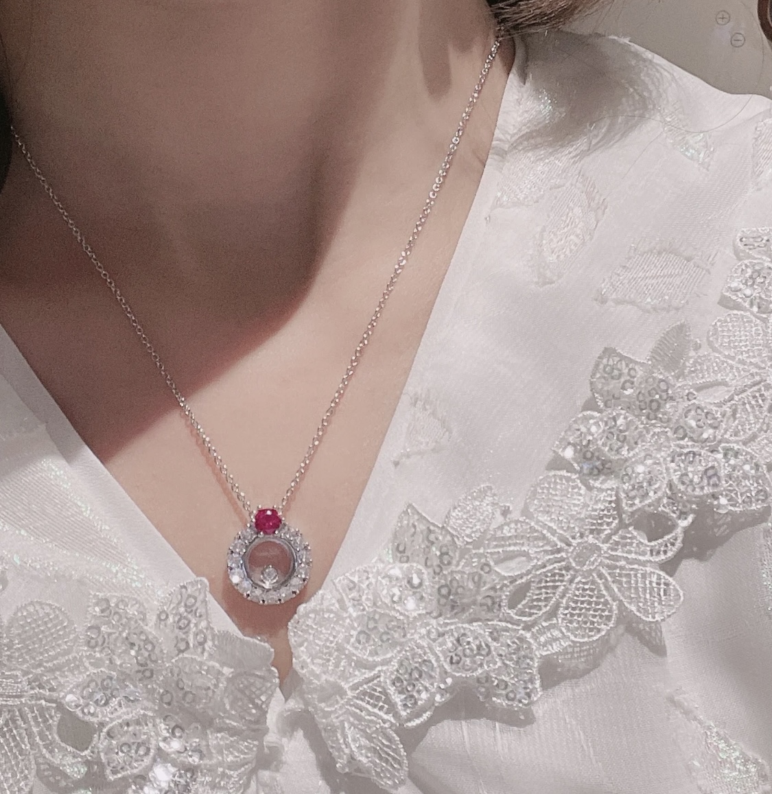  XB94 65 68
萧邦ChoPard时尚百搭精致灵动单钻圆形满钻几何吊坠项链 黄铜材质 重约5.5